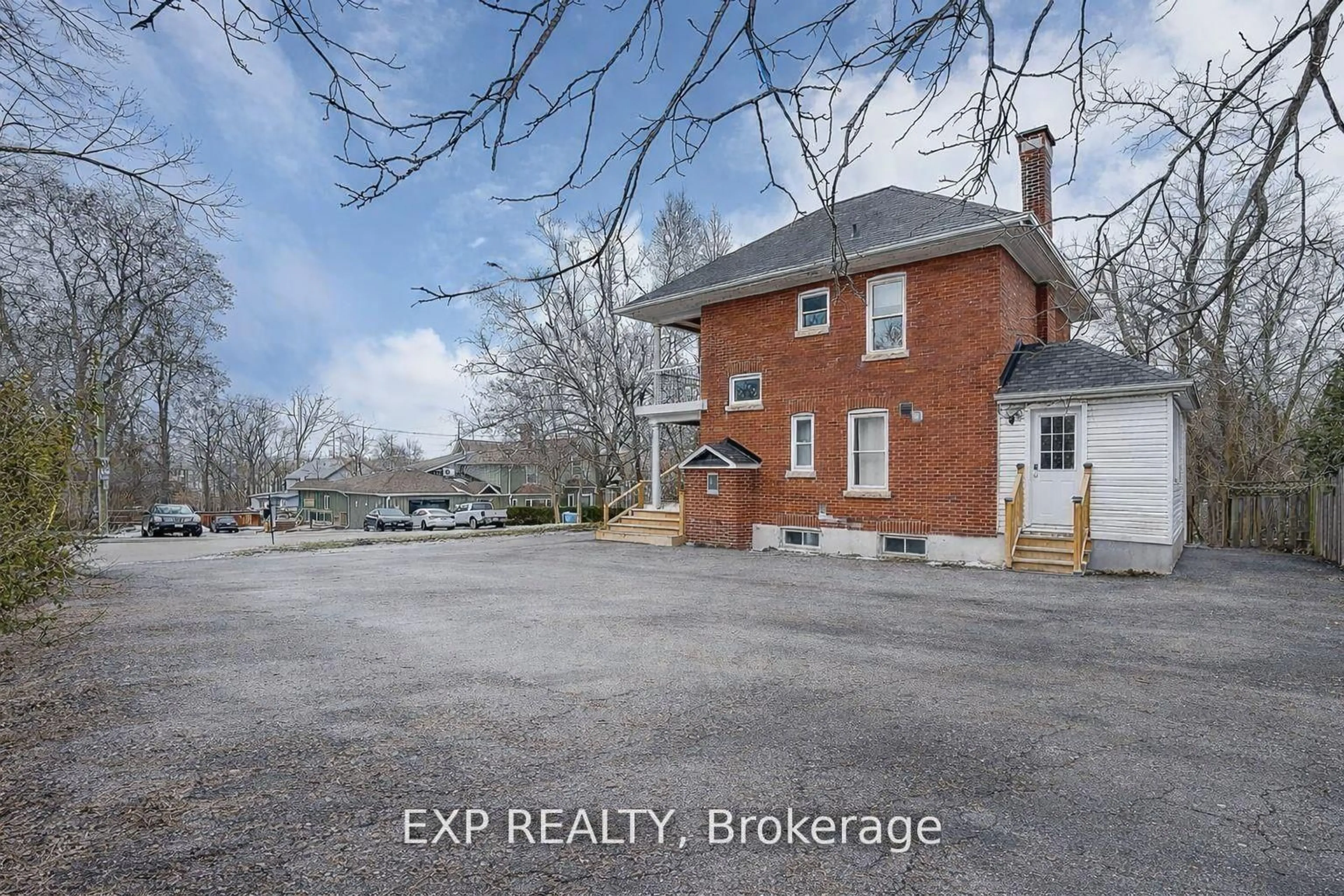 A pic from outside/outdoor area/front of a property/back of a property/a pic from drone, street for 12 Vincent St, Newmarket Ontario L3Y 4G2