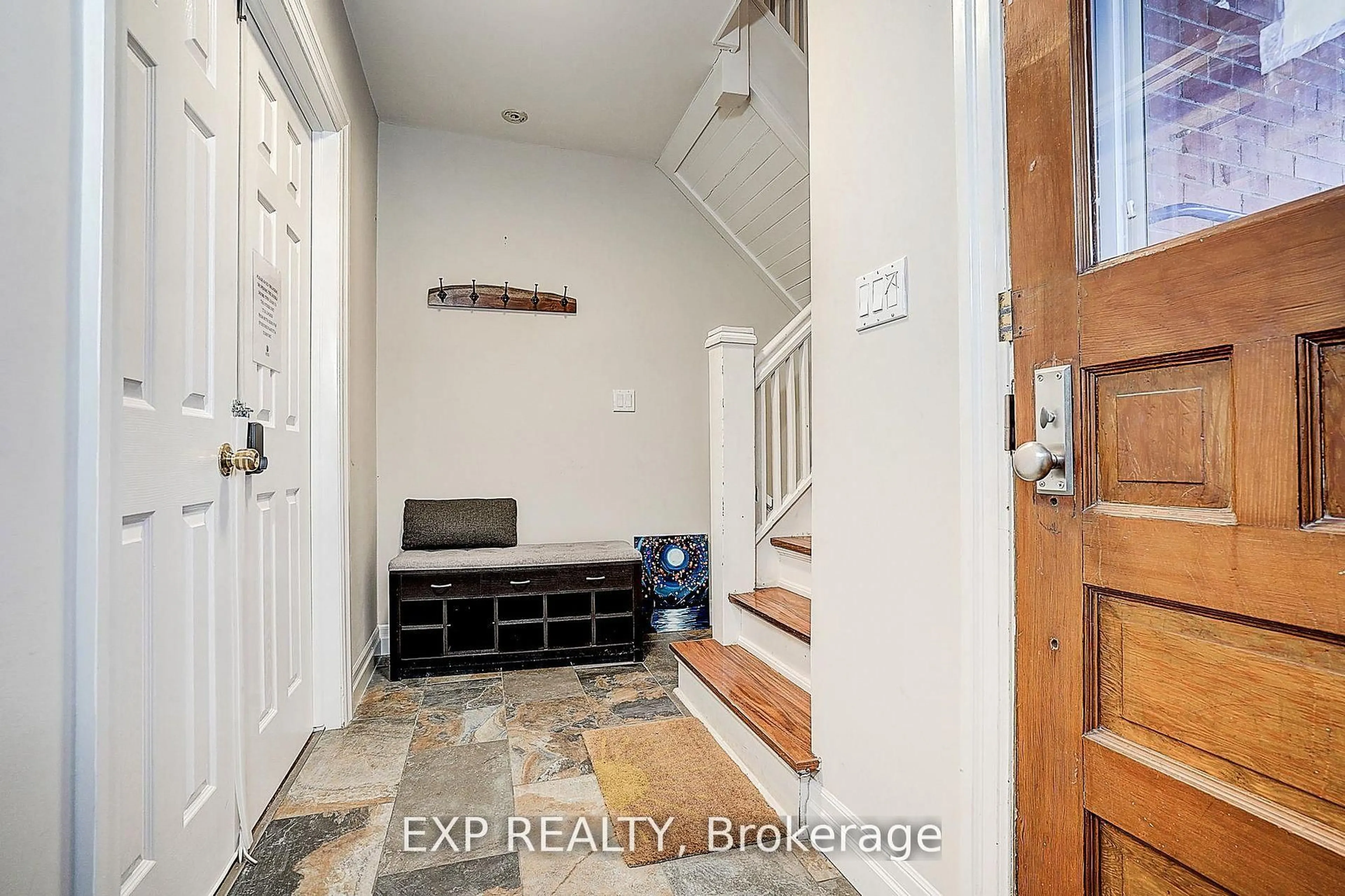 Indoor entryway for 12 Vincent St, Newmarket Ontario L3Y 4G2