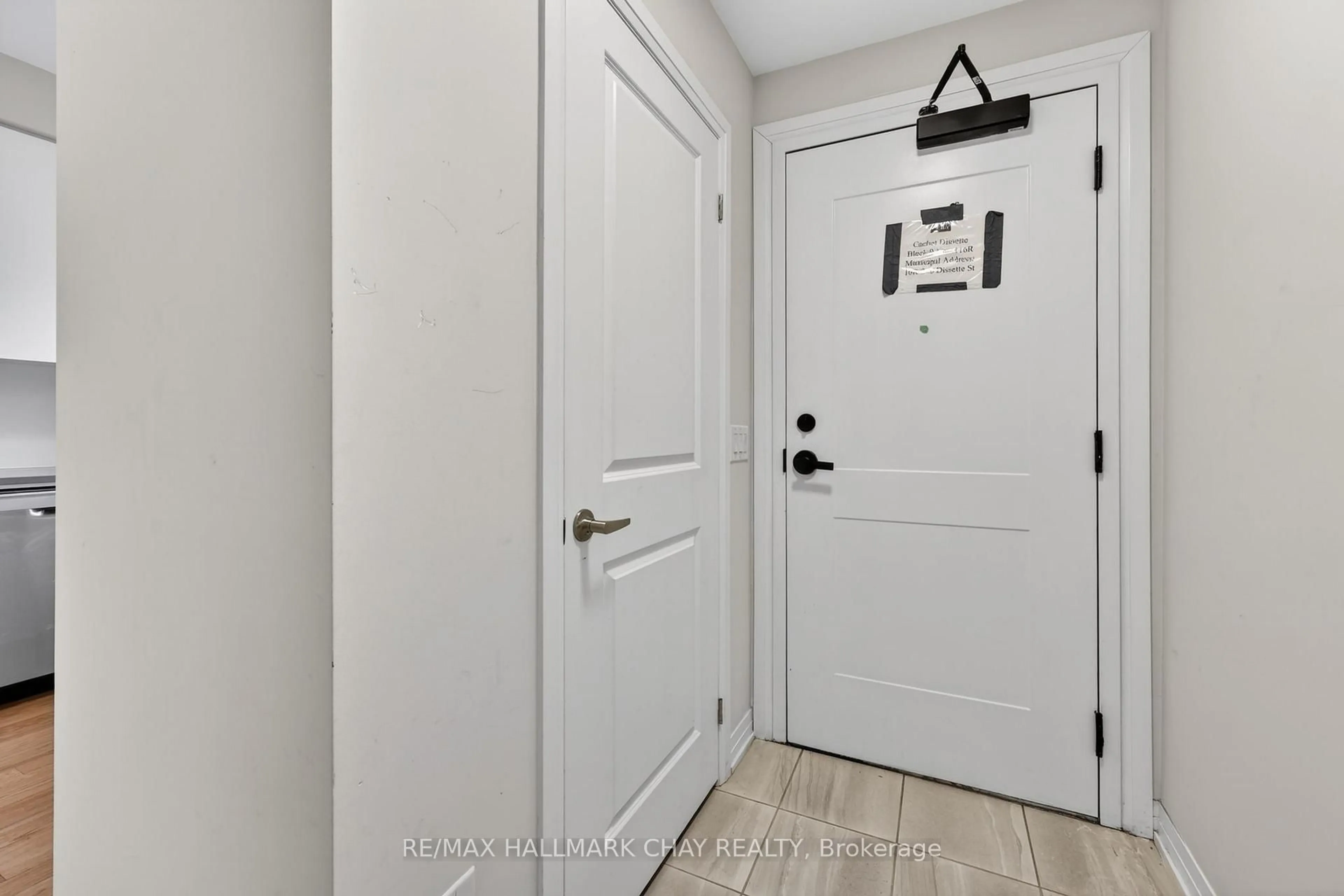 Indoor entryway for 200 Dissette St #10, Bradford West Gwillimbury Ontario L3Z 3G8