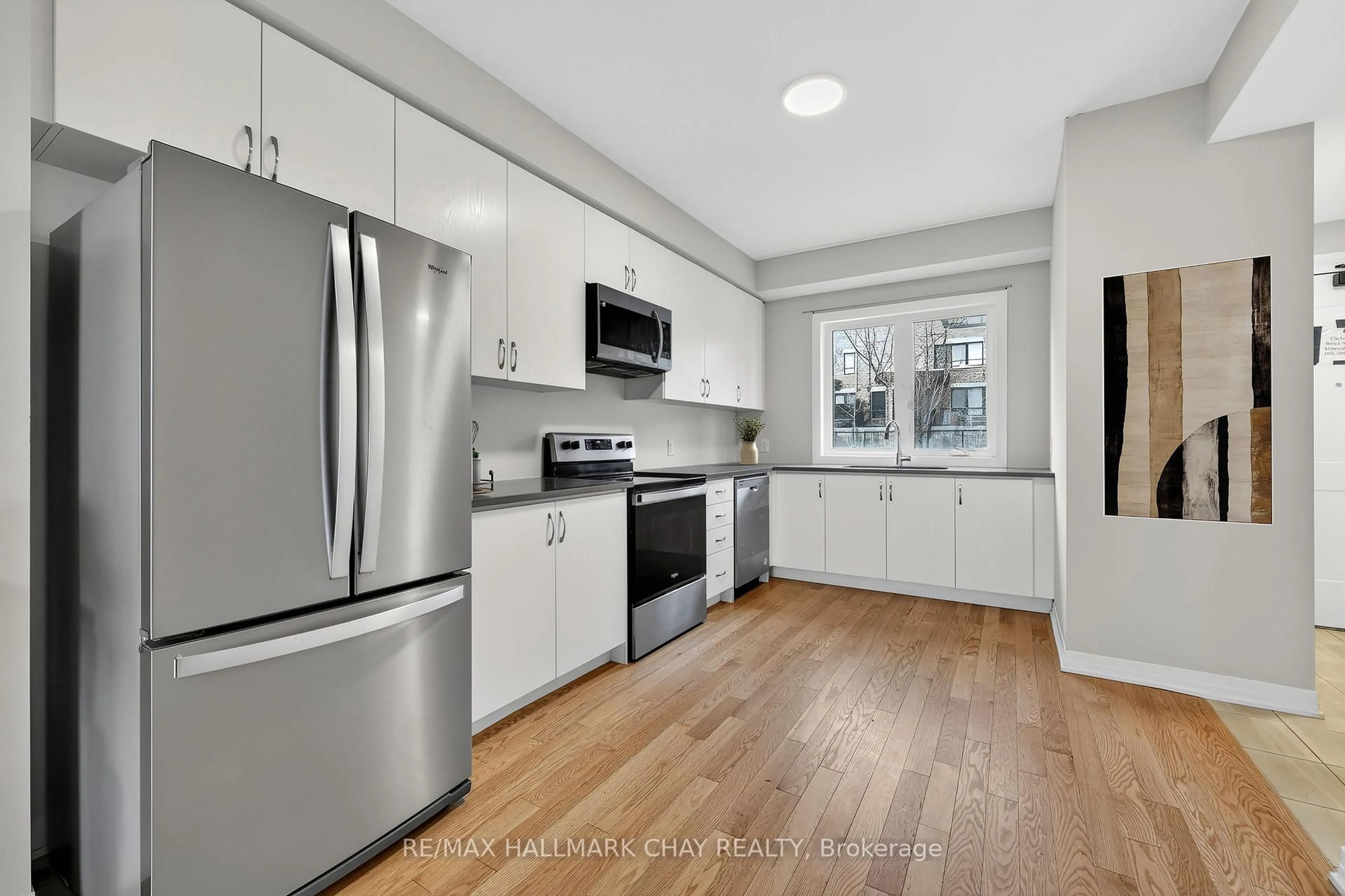 Standard kitchen, unknown for 200 Dissette St #10, Bradford West Gwillimbury Ontario L3Z 3G8