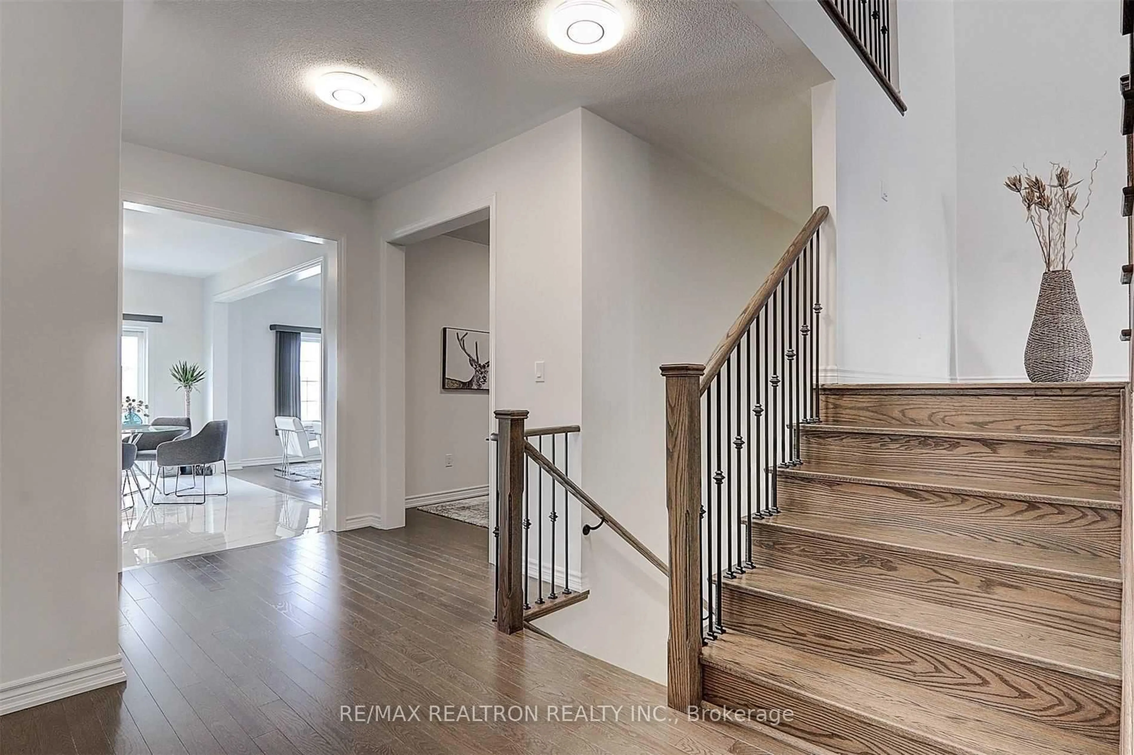 Indoor entryway for 112 Connell Dr, Georgina Ontario L4P 0K3