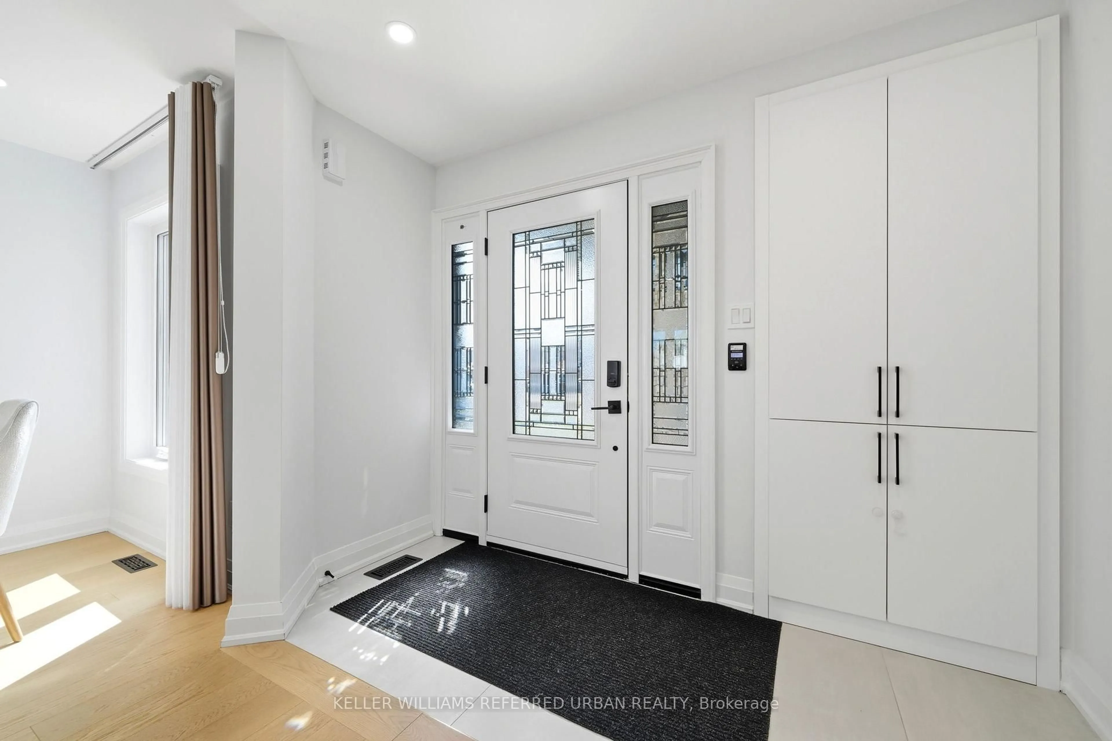 Indoor entryway for 1124 Corrie St, Innisfil Ontario L9S 1W9