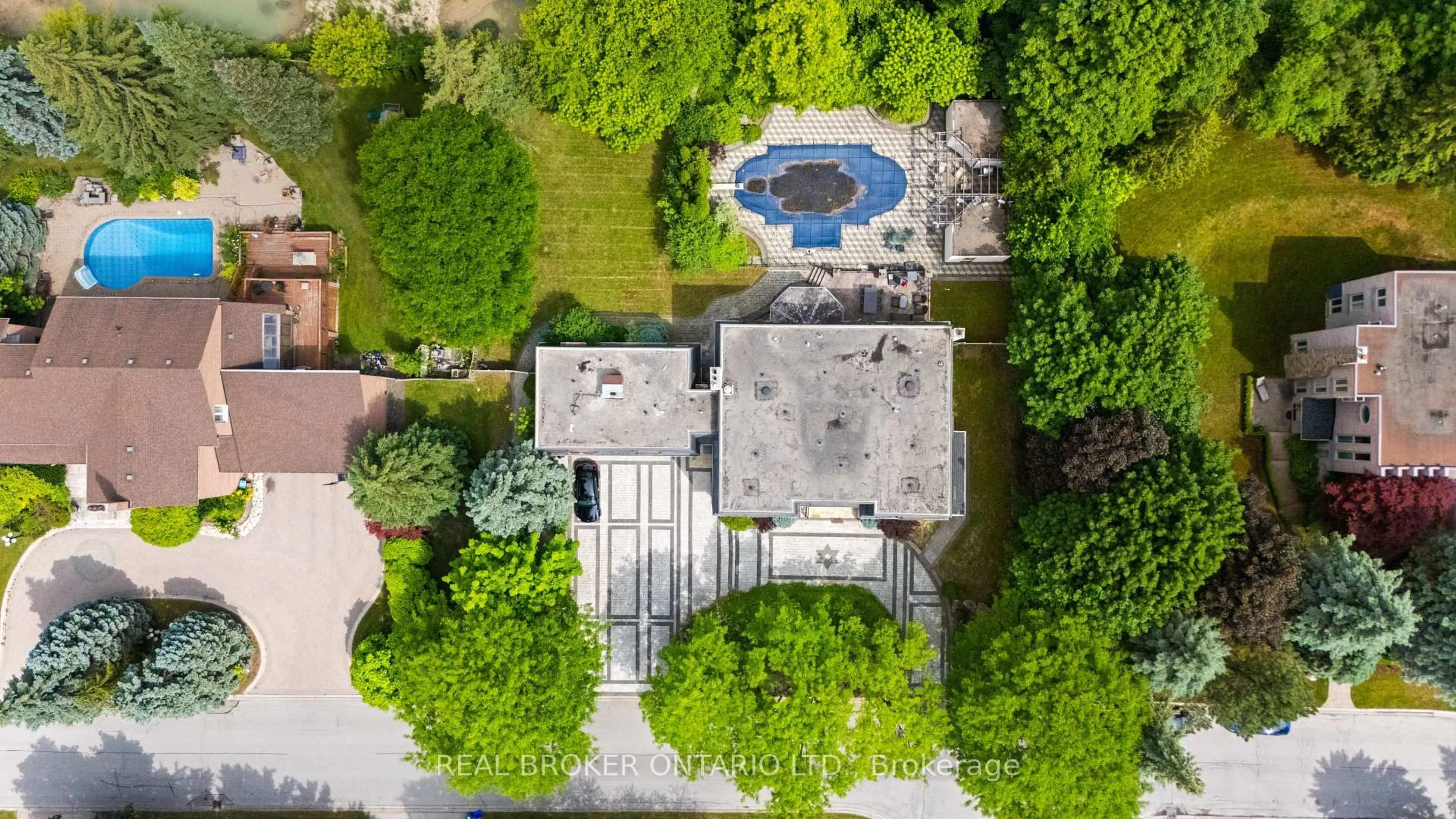 A pic from outside/outdoor area/front of a property/back of a property/a pic from drone, street for 106 Teefy Ave, Richmond Hill Ontario L4C 8C6