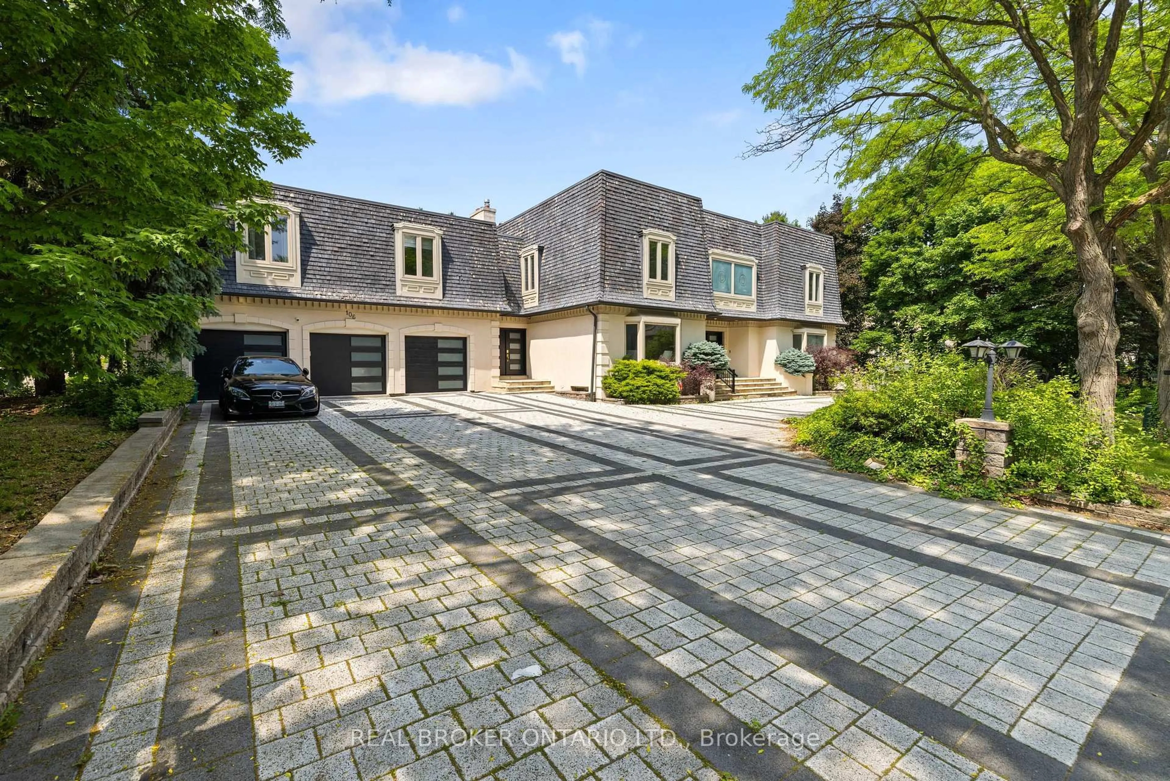 A pic from outside/outdoor area/front of a property/back of a property/a pic from drone, street for 106 Teefy Ave, Richmond Hill Ontario L4C 8C6