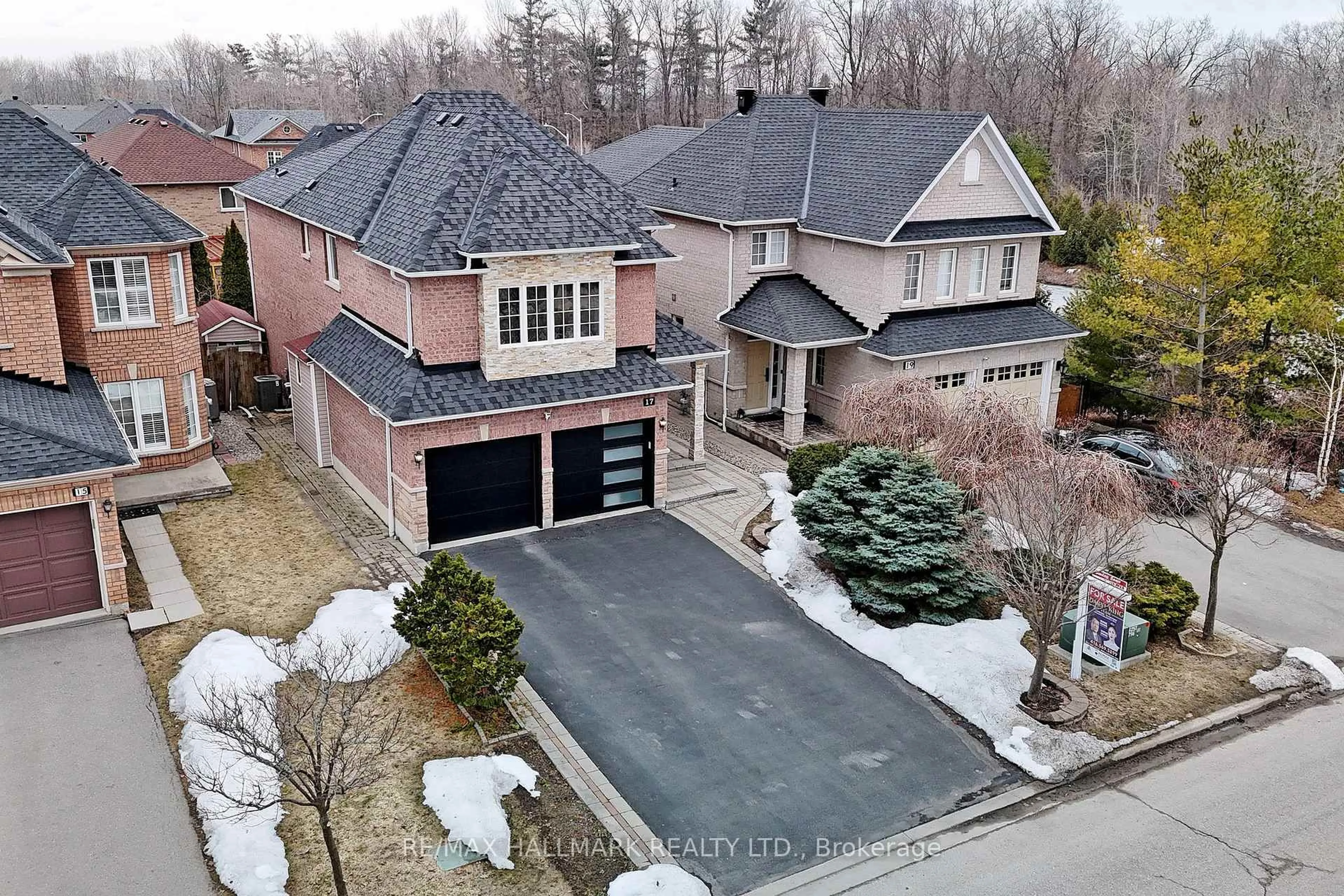 A pic from outside/outdoor area/front of a property/back of a property/a pic from drone, street for 17 Durango Dr, Richmond Hill Ontario L4S 2W5