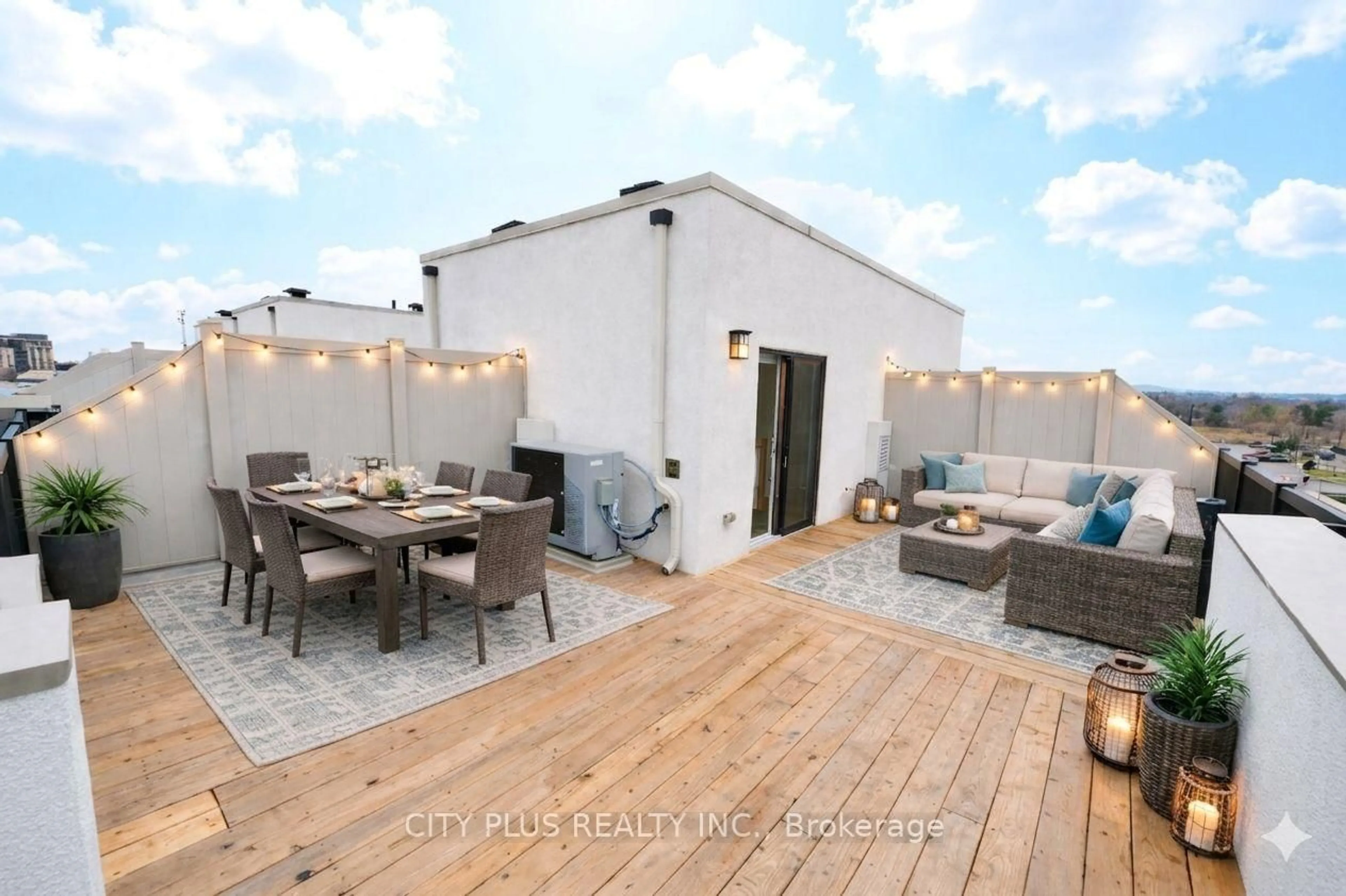 Patio, street for 28 Sunbury Lane, Whitchurch-Stouffville Ontario L4A 4W8