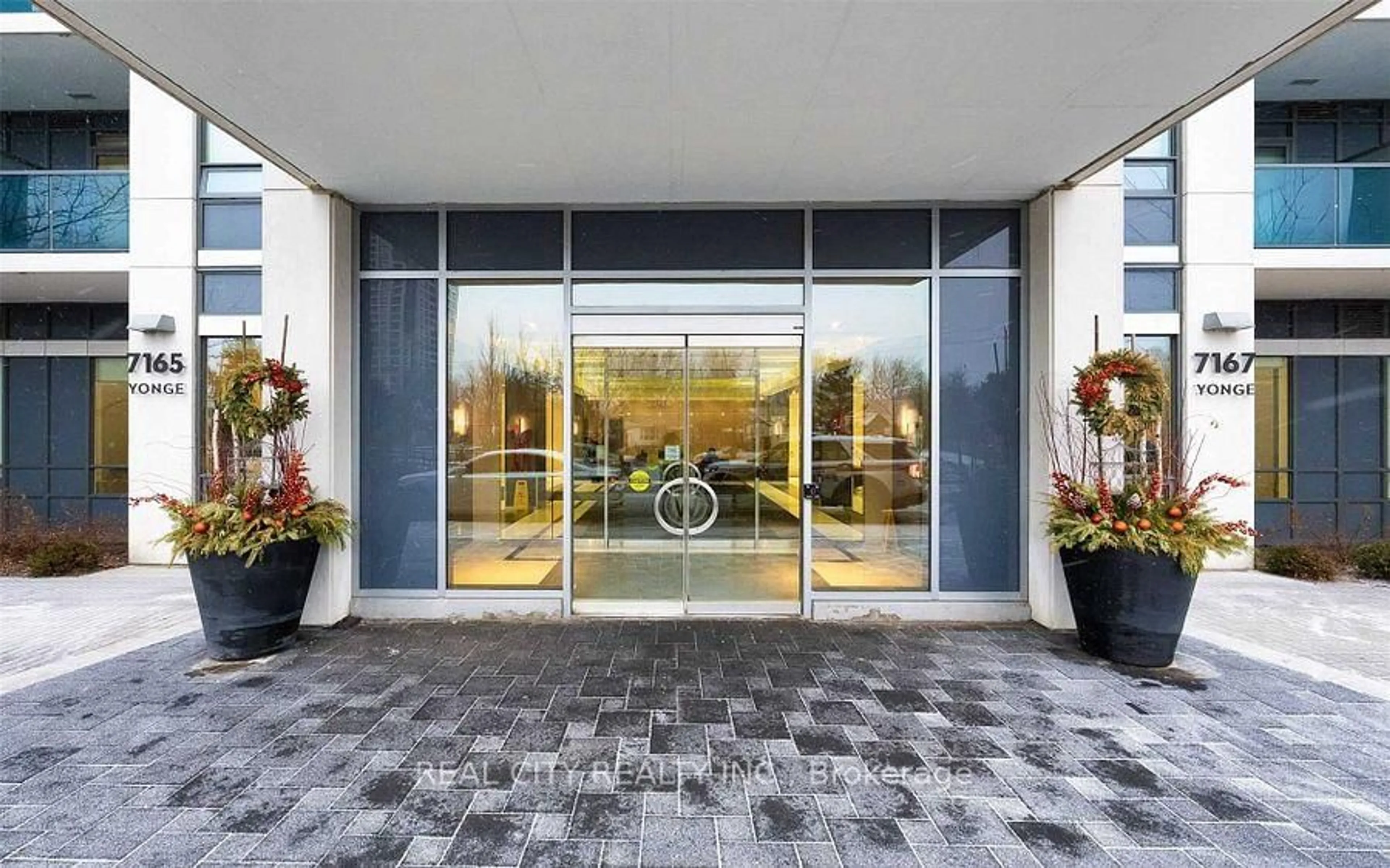 Indoor foyer for 7167 Yonge St #407, Markham Ontario L3T 0E1