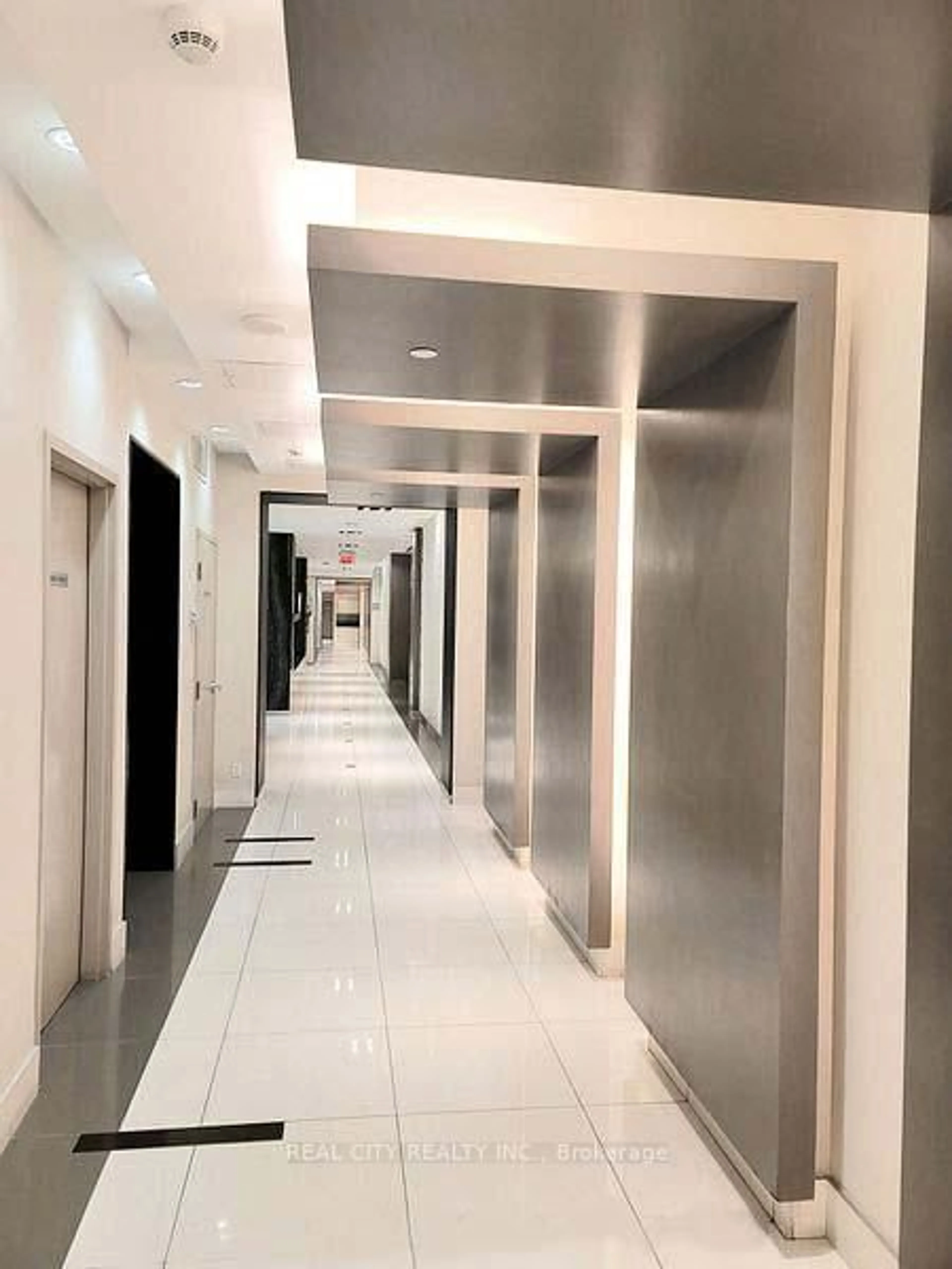 Indoor foyer for 7167 Yonge St #407, Markham Ontario L3T 0E1