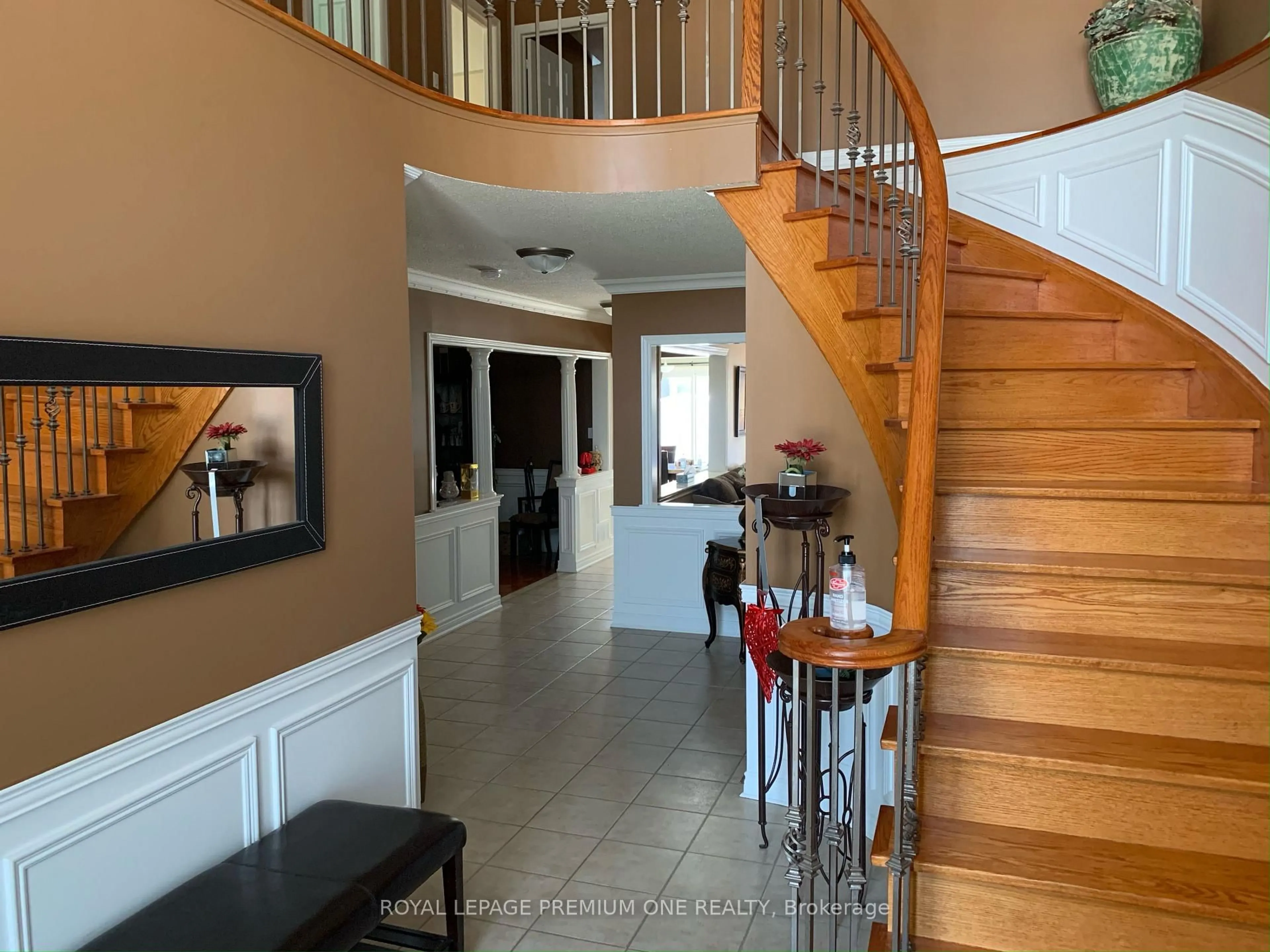 Indoor foyer for 1370 Clarence St, Vaughan Ontario L4H 1M7