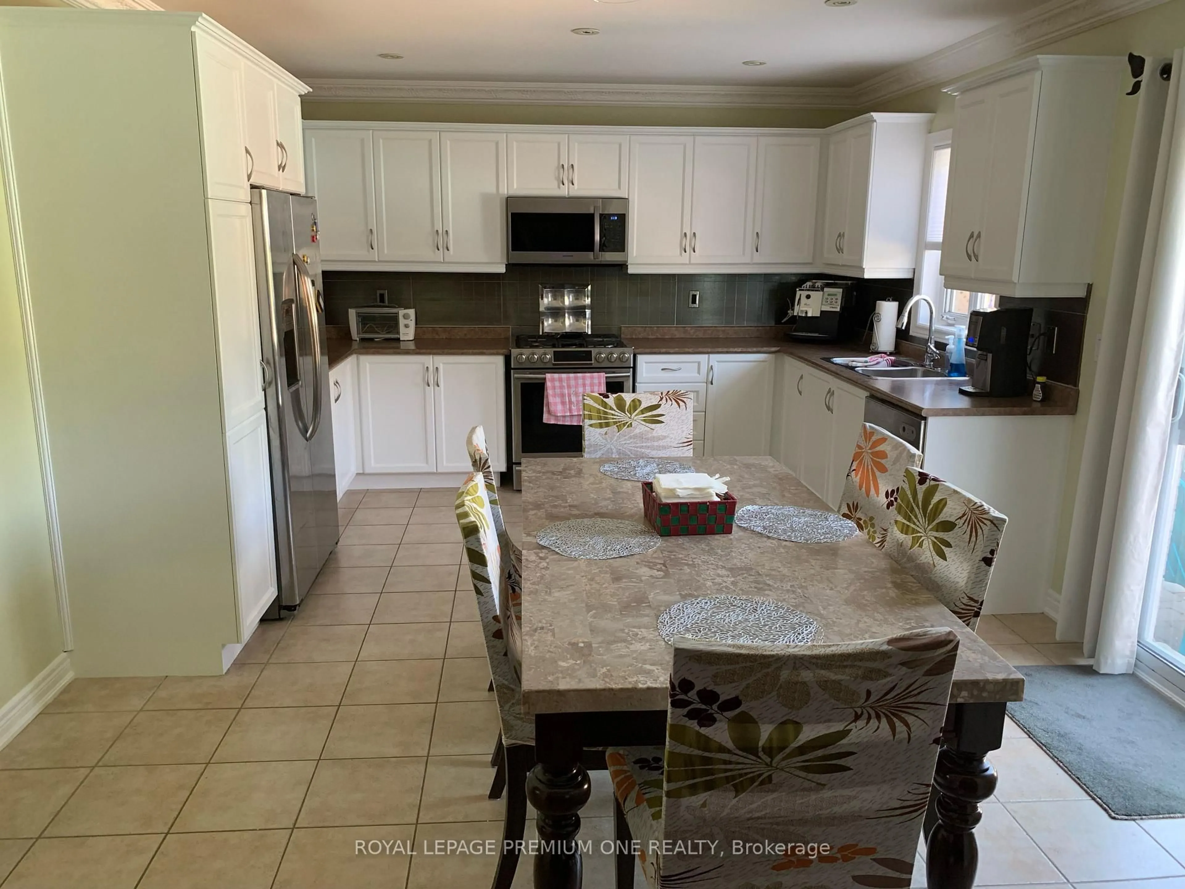 Open concept kitchen, ceramic/tile floor for 1370 Clarence St, Vaughan Ontario L4H 1M7