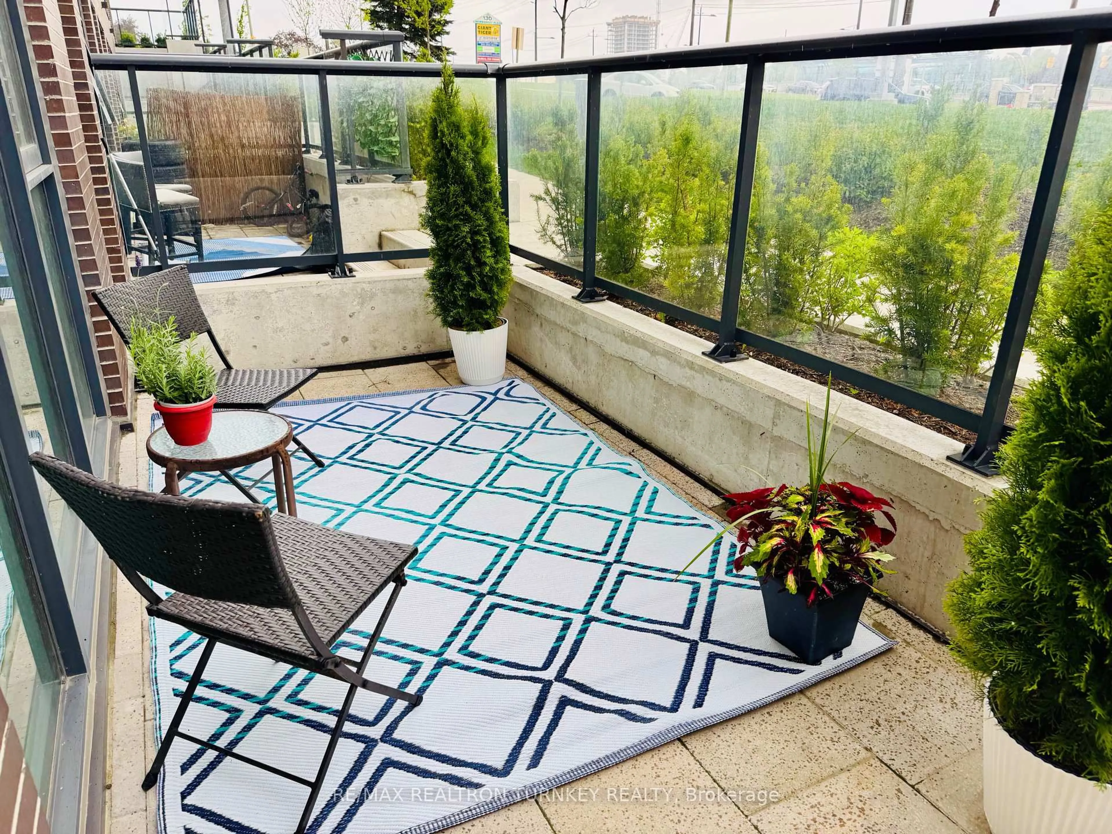 Patio, unknown for 185 Deerfield Rd #018, Newmarket Ontario L3Y 0G7