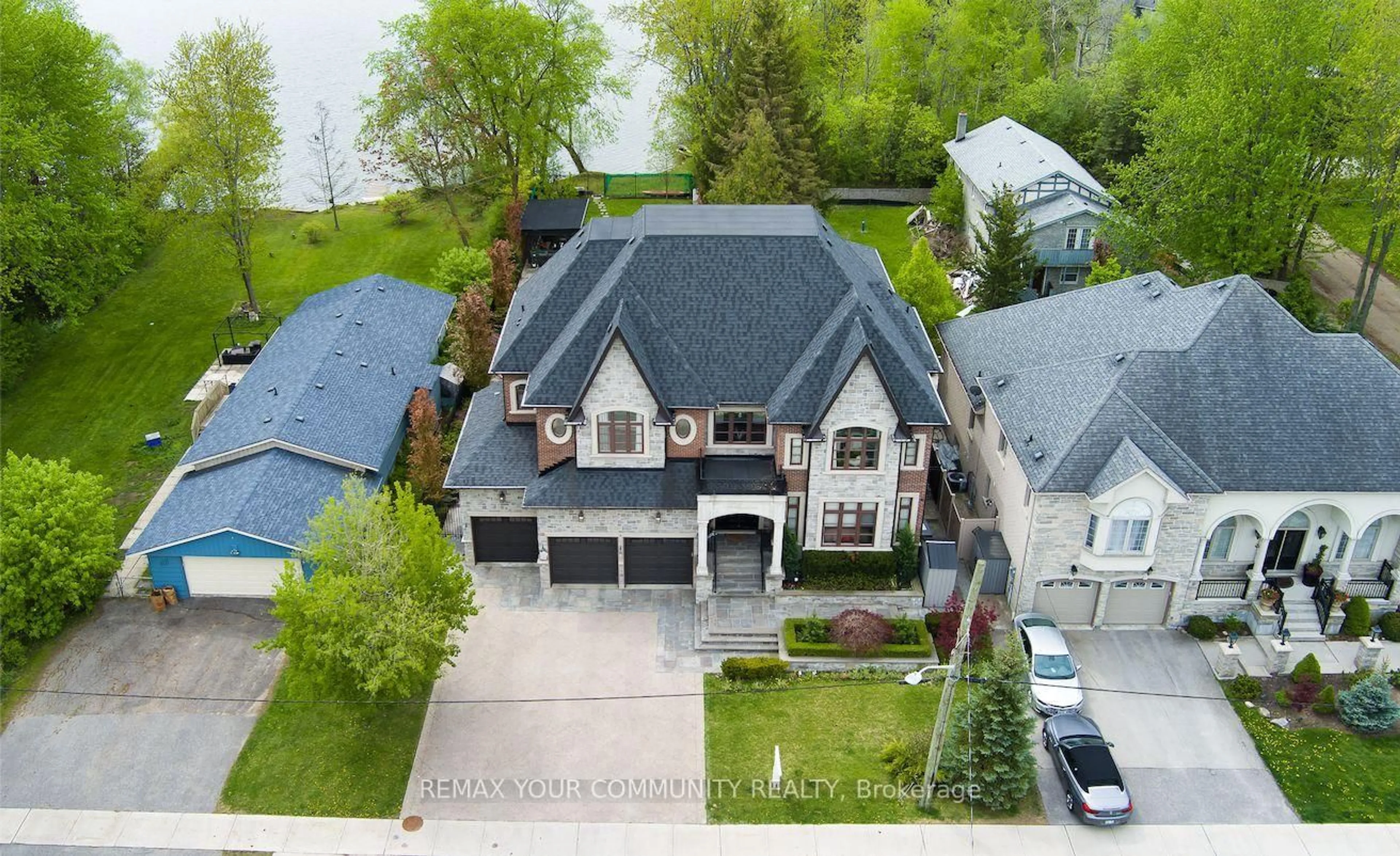 A pic from outside/outdoor area/front of a property/back of a property/a pic from drone, street for 173 Lakeland Cres, Richmond Hill Ontario L4E 3A4