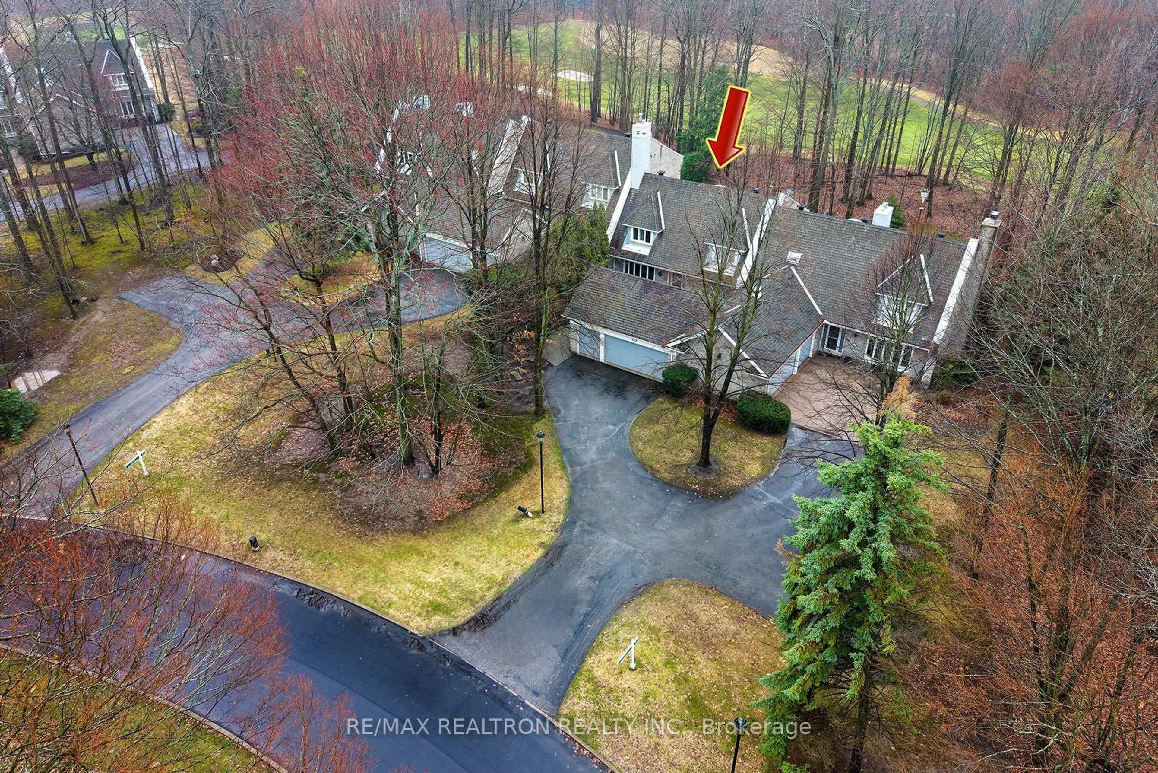 A pic from outside/outdoor area/front of a property/back of a property/a pic from drone, forest/trees view for 462 Beacon Hall Dr, Aurora Ontario L4G 0L3