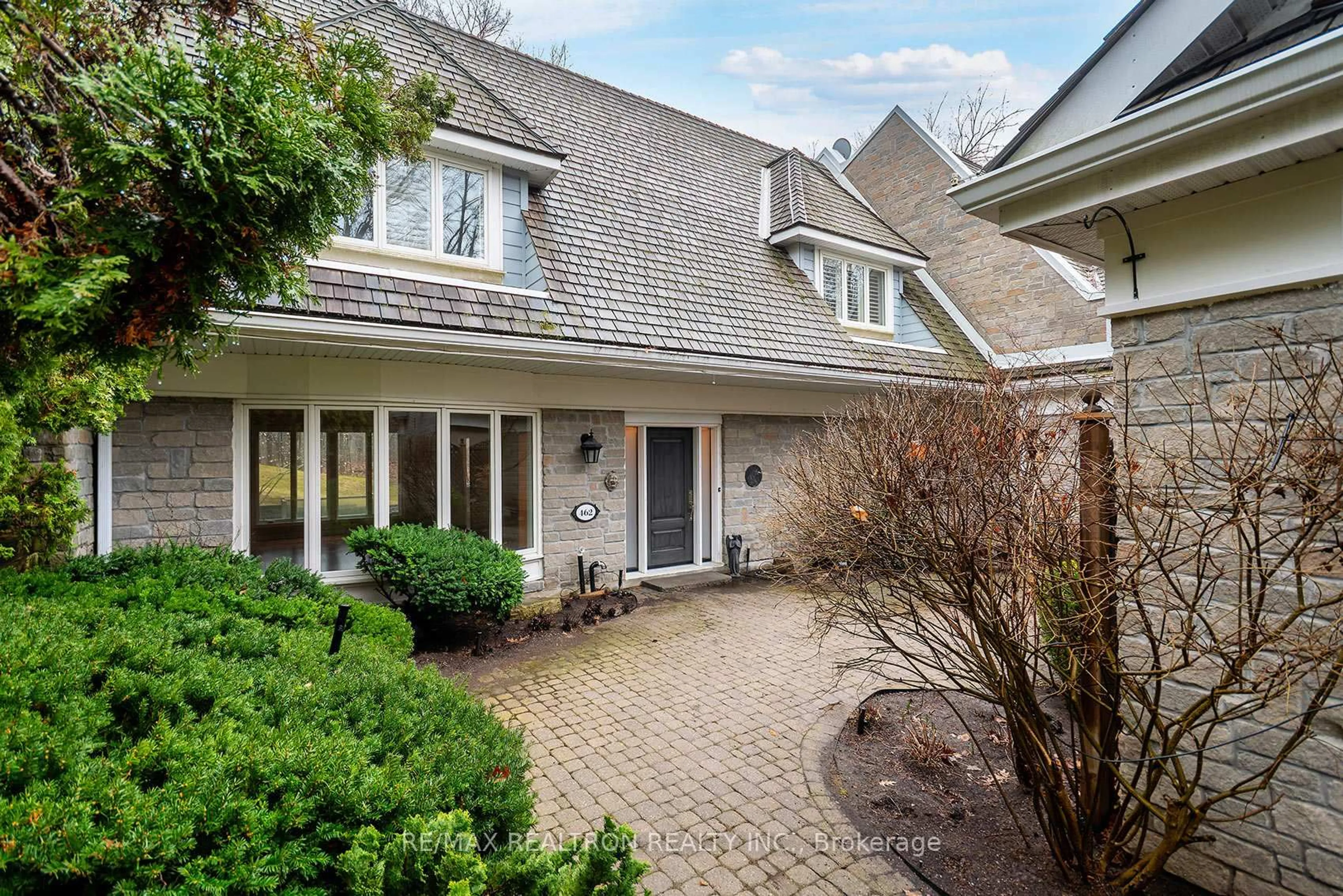 Home with brick exterior material, street for 462 Beacon Hall Dr, Aurora Ontario L4G 0L3