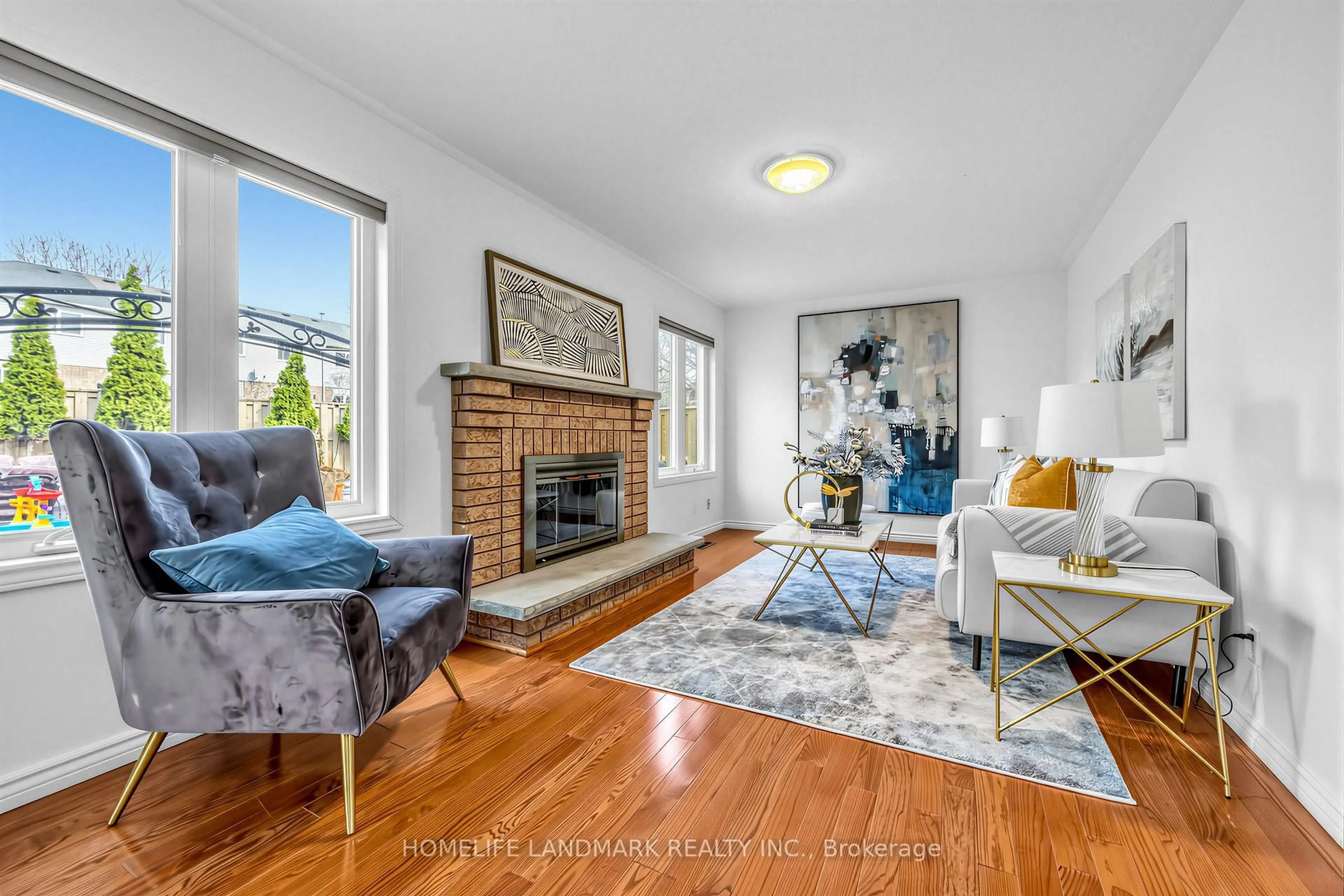 Living room with furniture, unknown for 887 College Manor Dr, Newmarket Ontario L3Y 8G9
