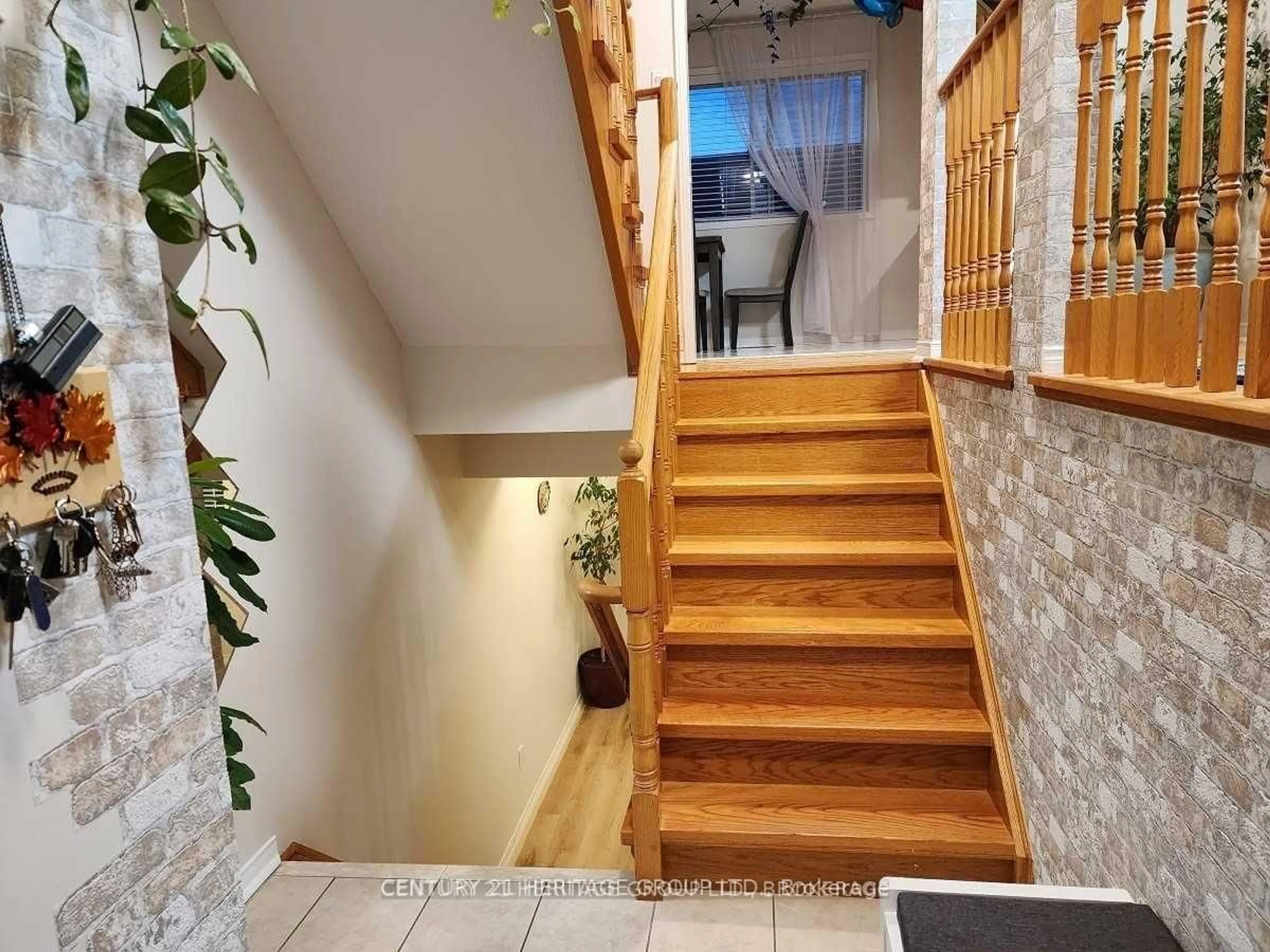 Indoor foyer for 99 Lucena Cres, Vaughan Ontario L6A 2W4