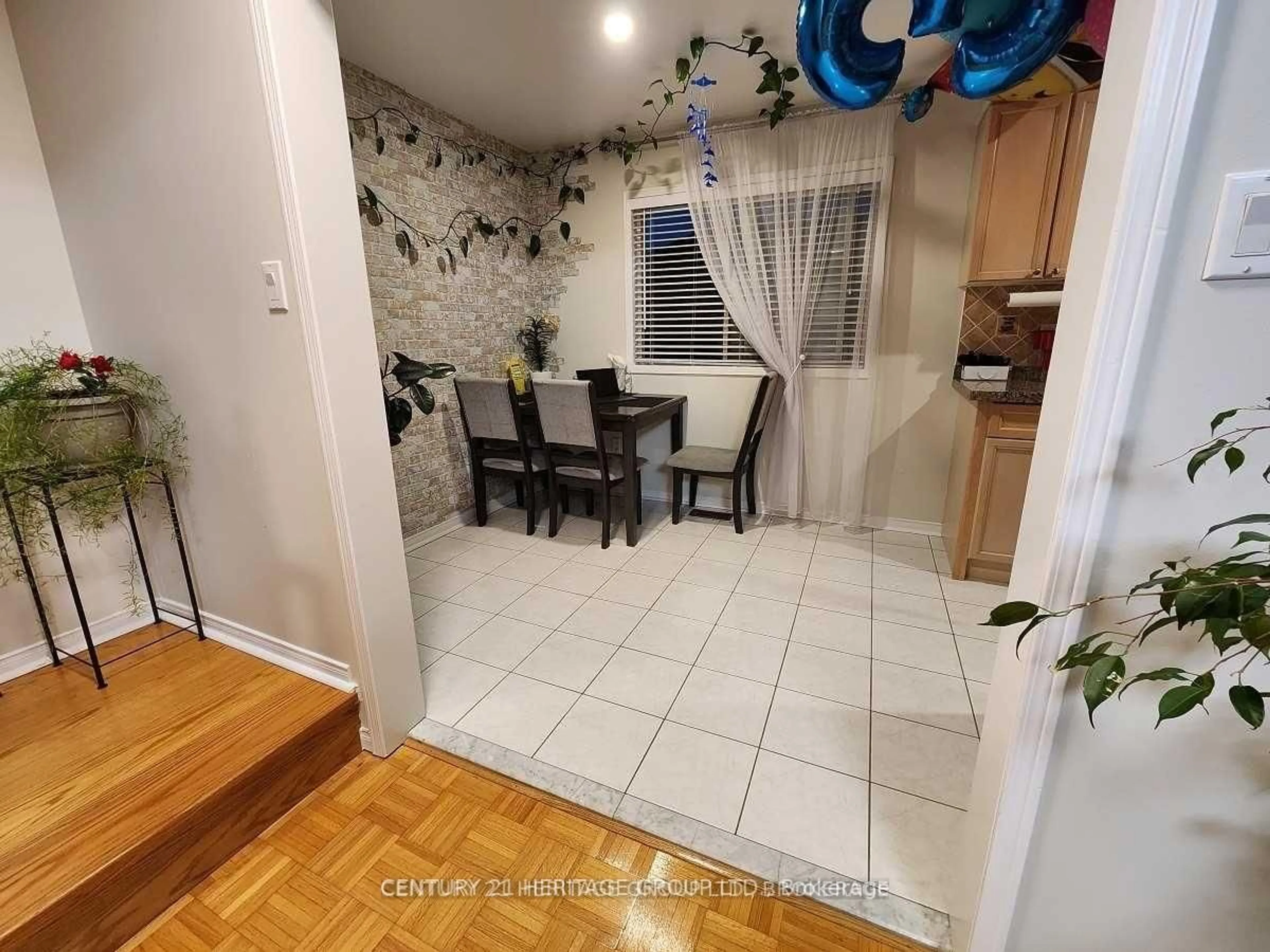 Indoor entryway for 99 Lucena Cres, Vaughan Ontario L6A 2W4
