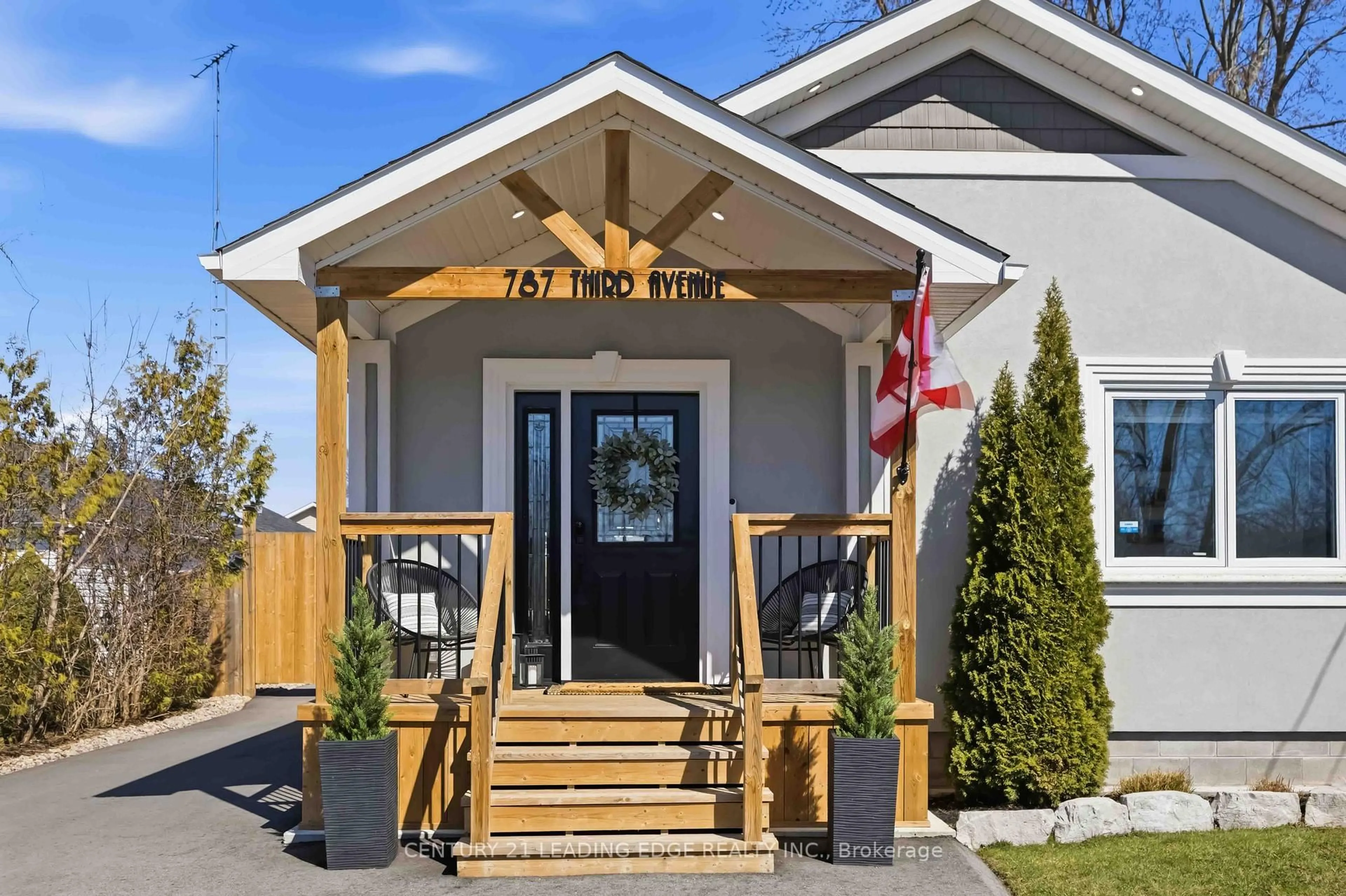 Indoor entryway for 787 Third Ave, Georgina Ontario L0E 1S0