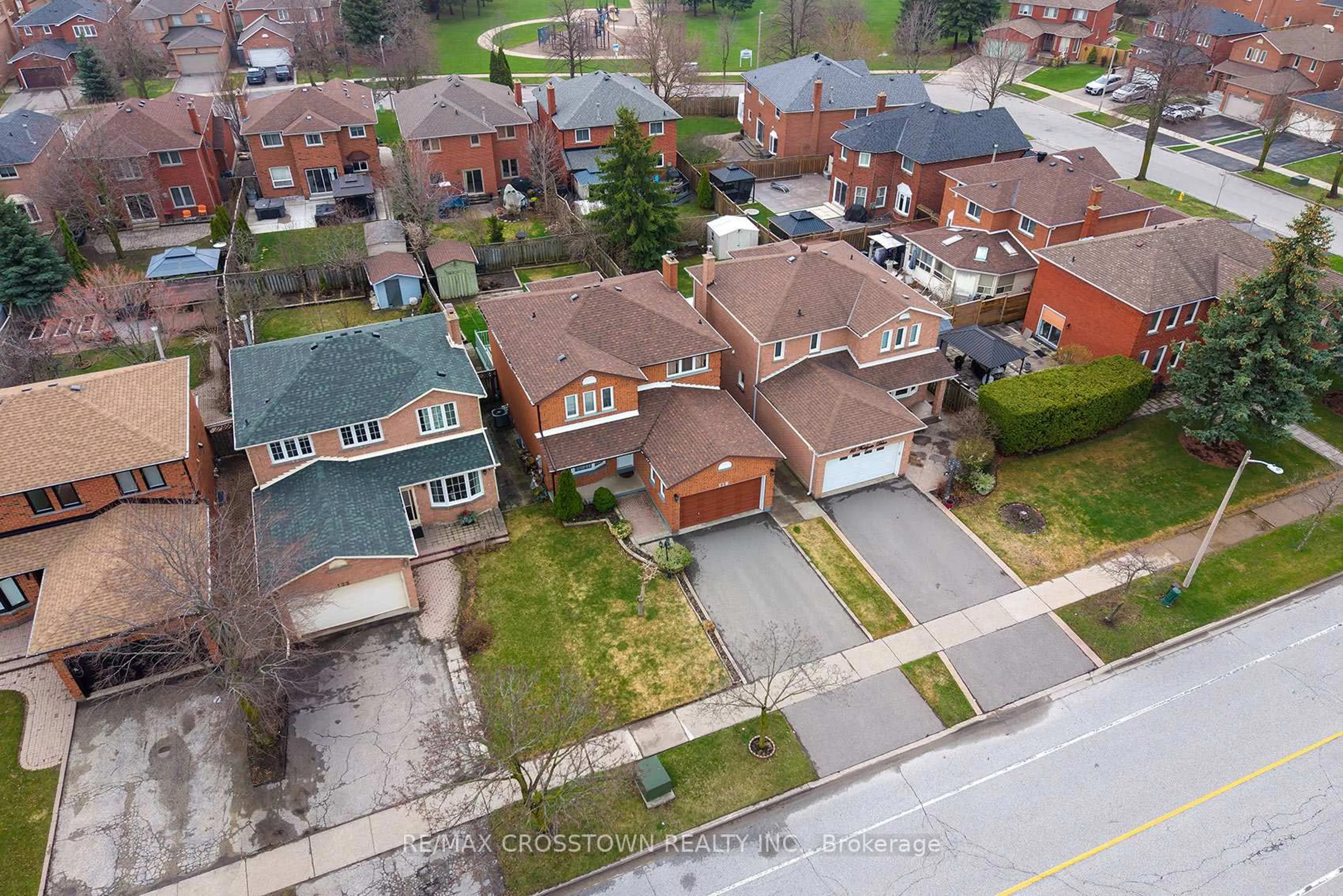 A pic from outside/outdoor area/front of a property/back of a property/a pic from drone, street for 119 Fieldgate Dr, Vaughan Ontario L6A 1K5