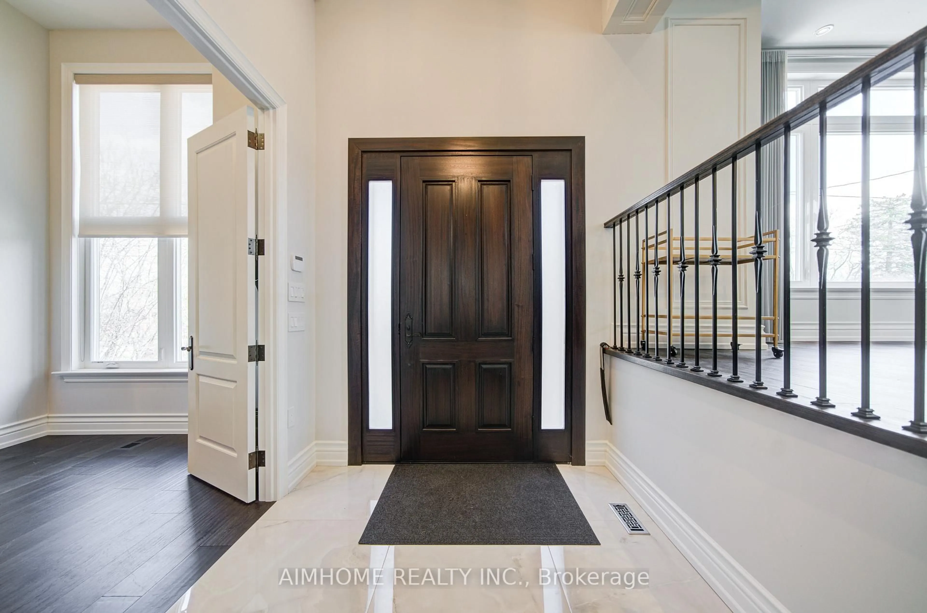 Indoor entryway for 212 Sussex Ave, Richmond Hill Ontario L4C 2G2