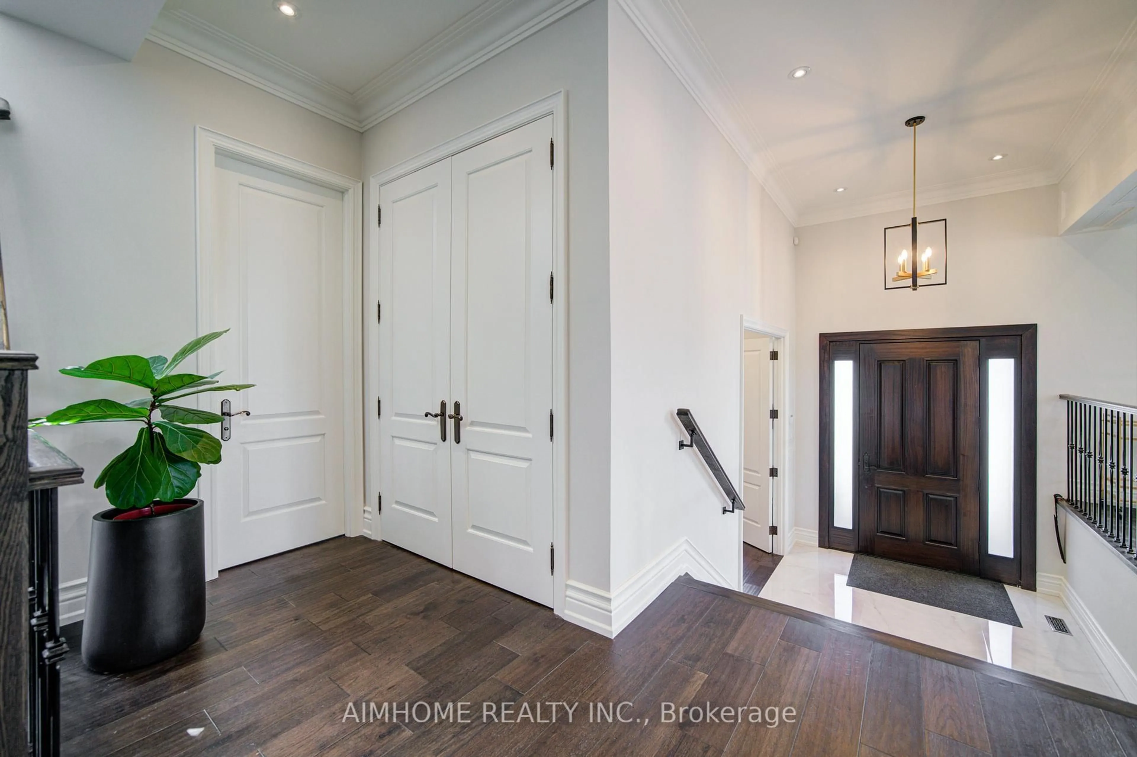 Indoor entryway for 212 Sussex Ave, Richmond Hill Ontario L4C 2G2