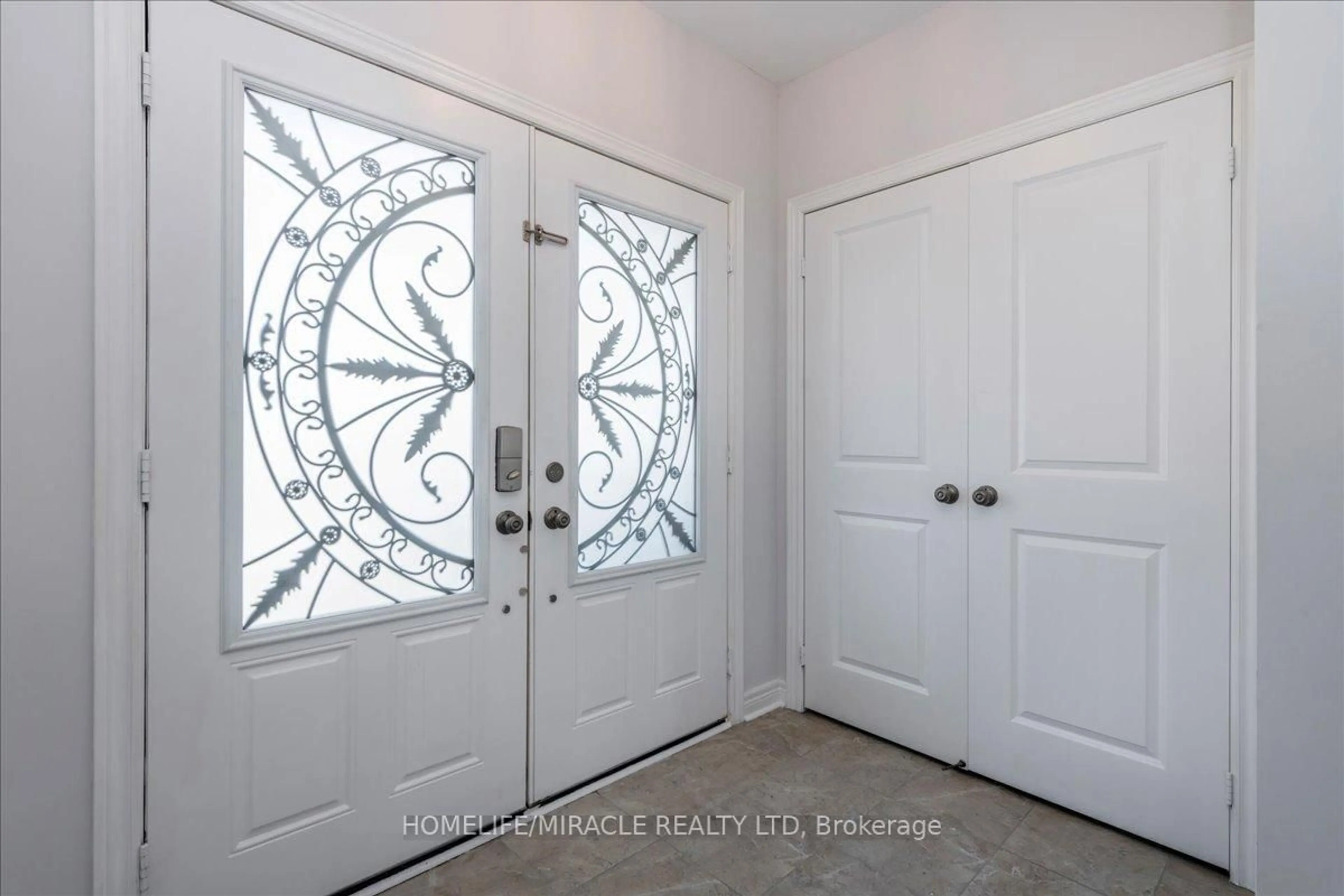 Indoor entryway for 83 Willoughby Way, New Tecumseth Ontario L9R 0P4