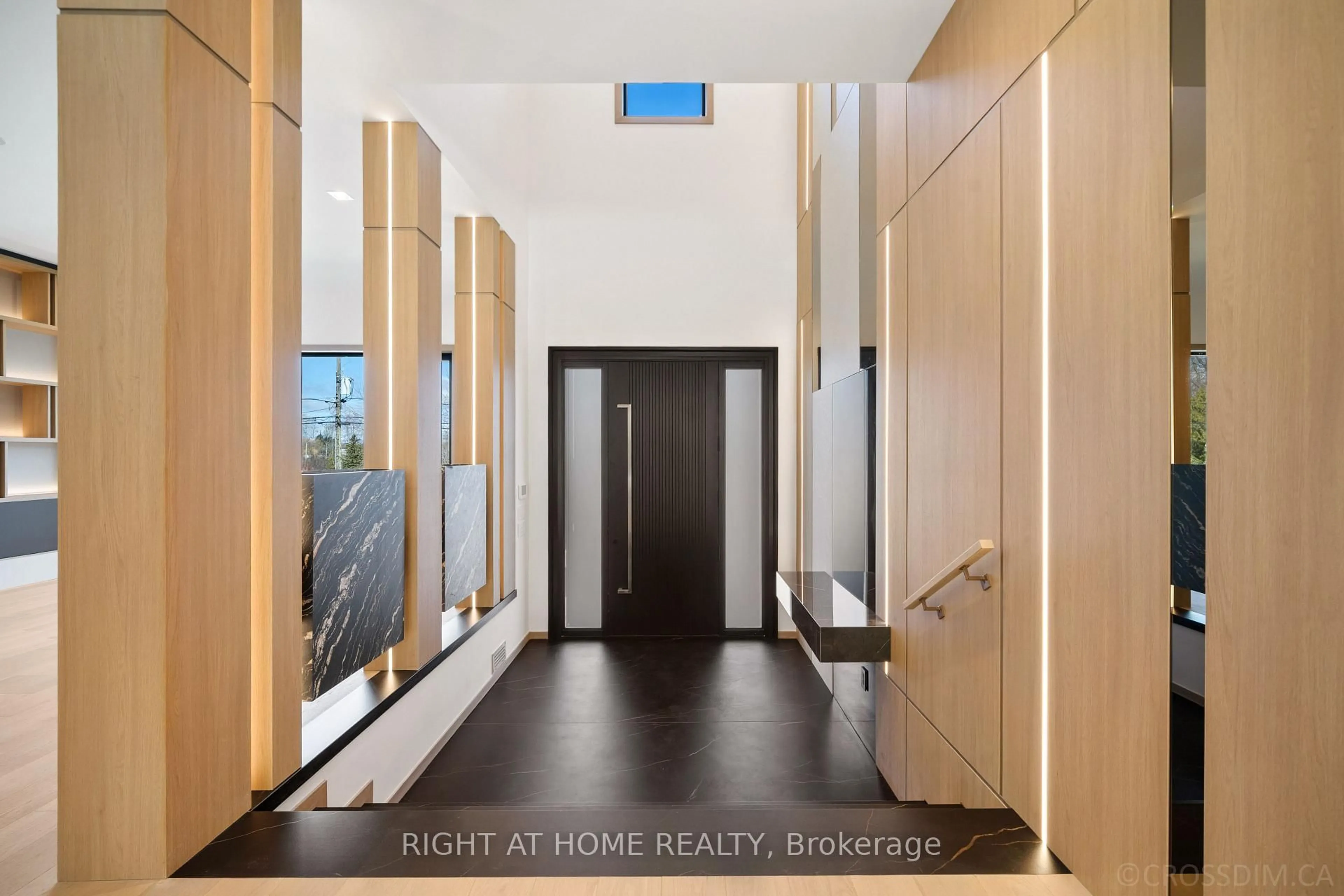 Indoor entryway for 99 Douglas Rd, Richmond Hill Ontario L4E 3H1