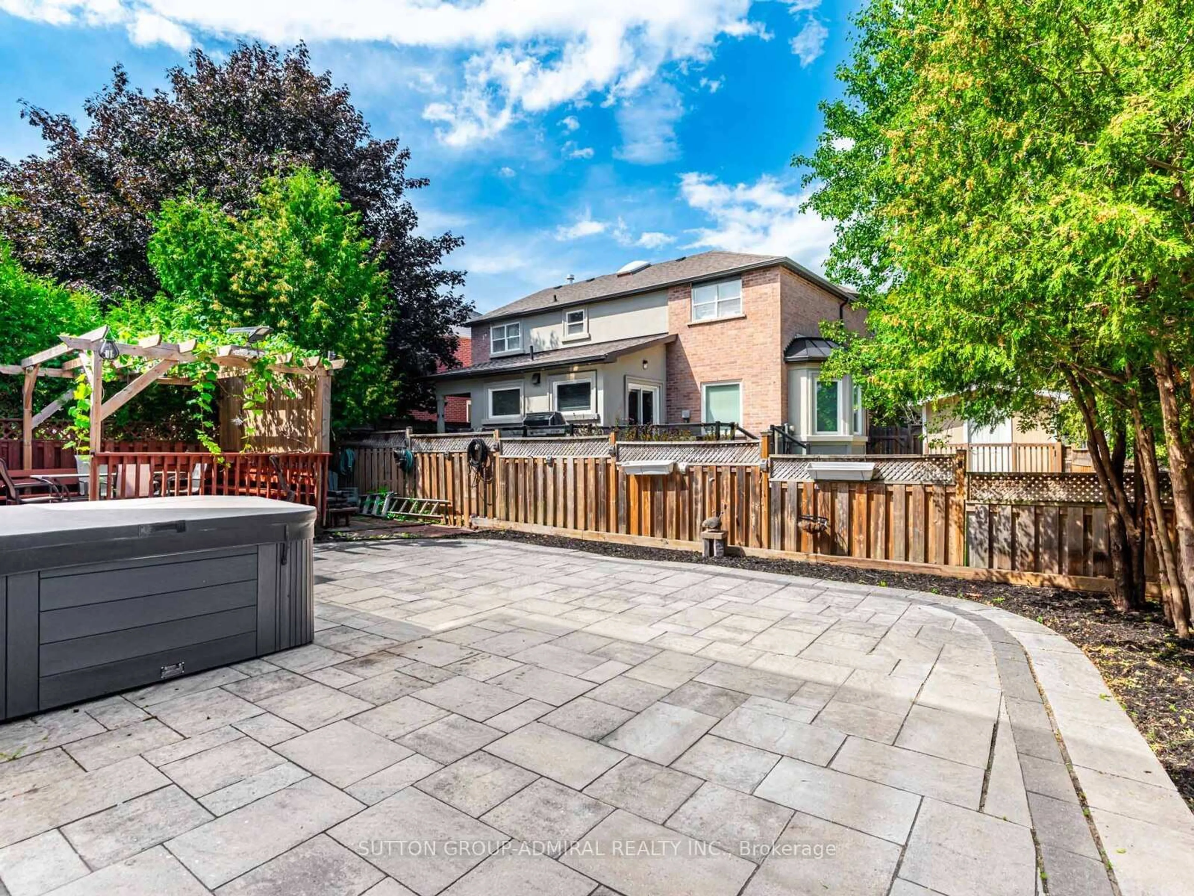 Patio, street for 98 Rosedale Heights Dr, Vaughan Ontario L4J 4V7