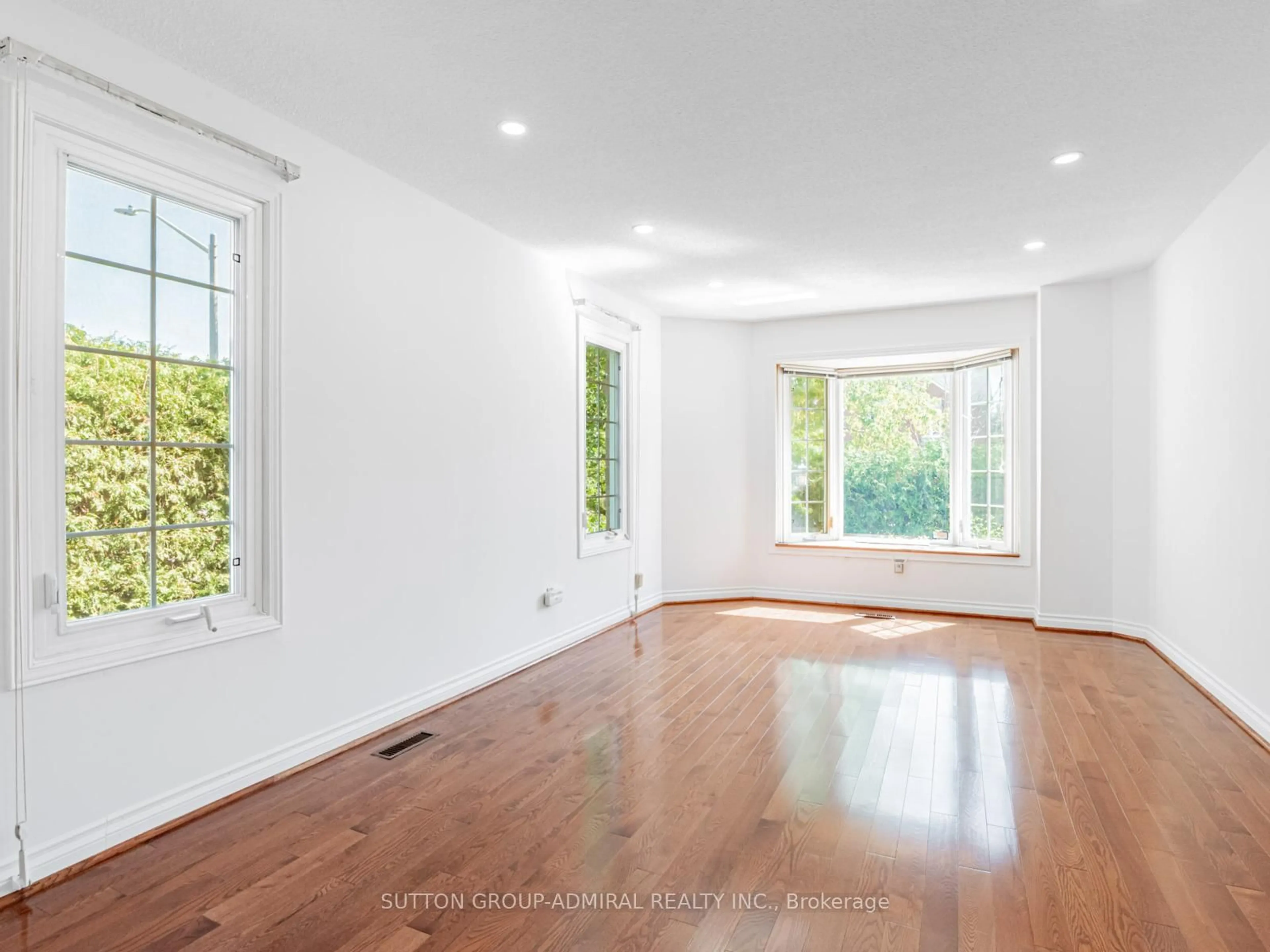 A pic of a room for 98 Rosedale Heights Dr, Vaughan Ontario L4J 4V7