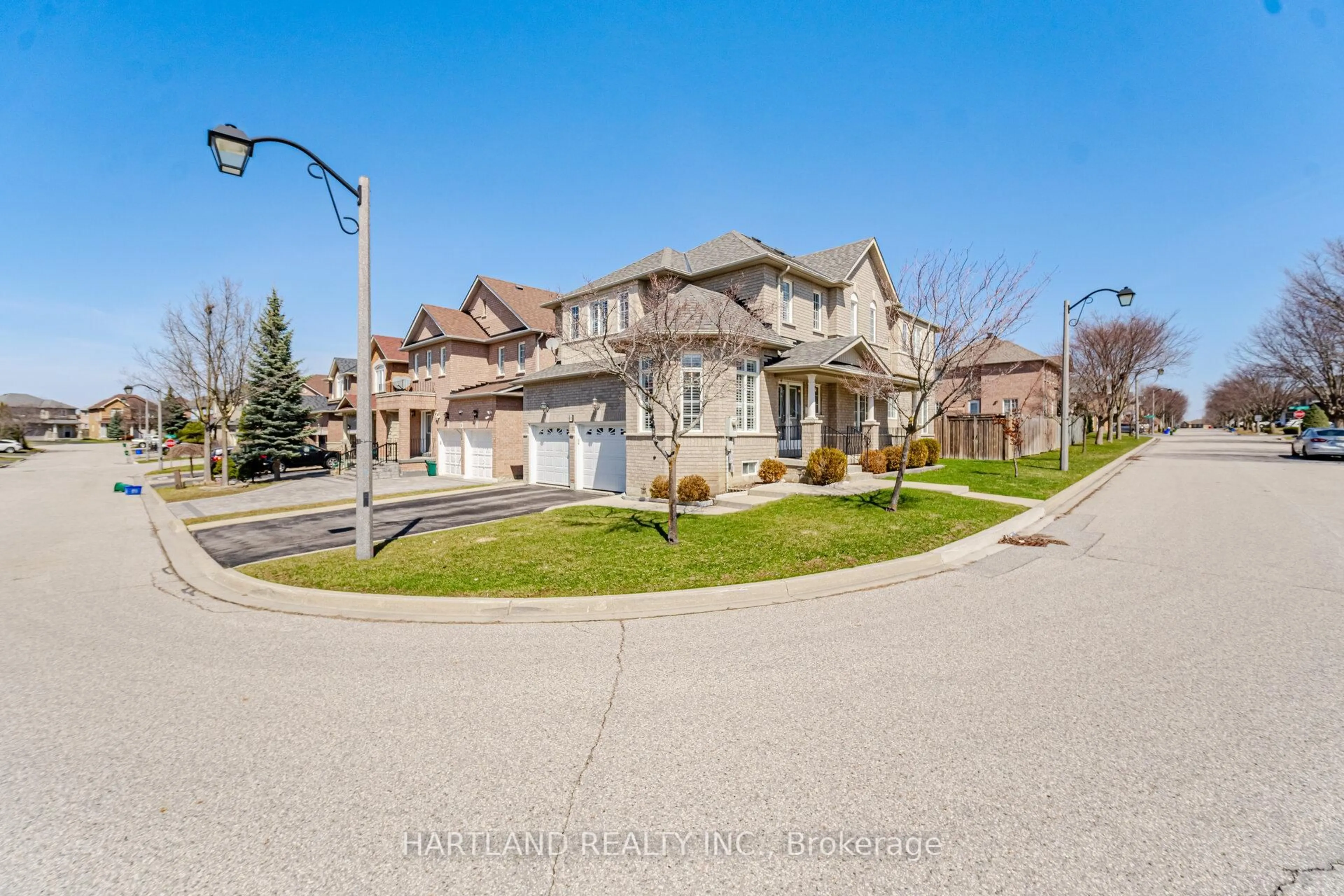 A pic from outside/outdoor area/front of a property/back of a property/a pic from drone, street for 8 Westchester Cres, Markham Ontario L6C 2X3