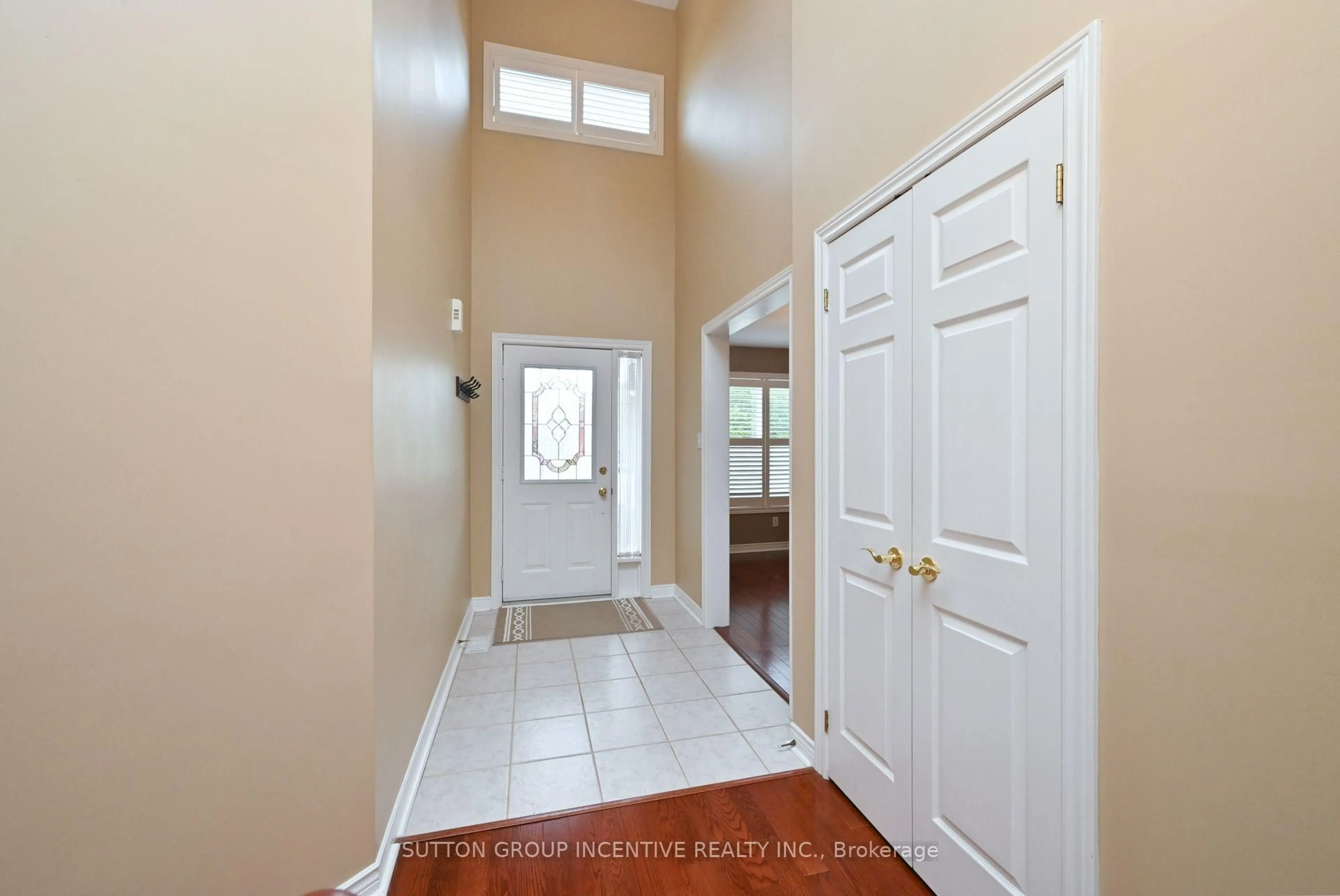 Indoor entryway for 4 Belair Pl, New Tecumseth Ontario L9R 1Z1
