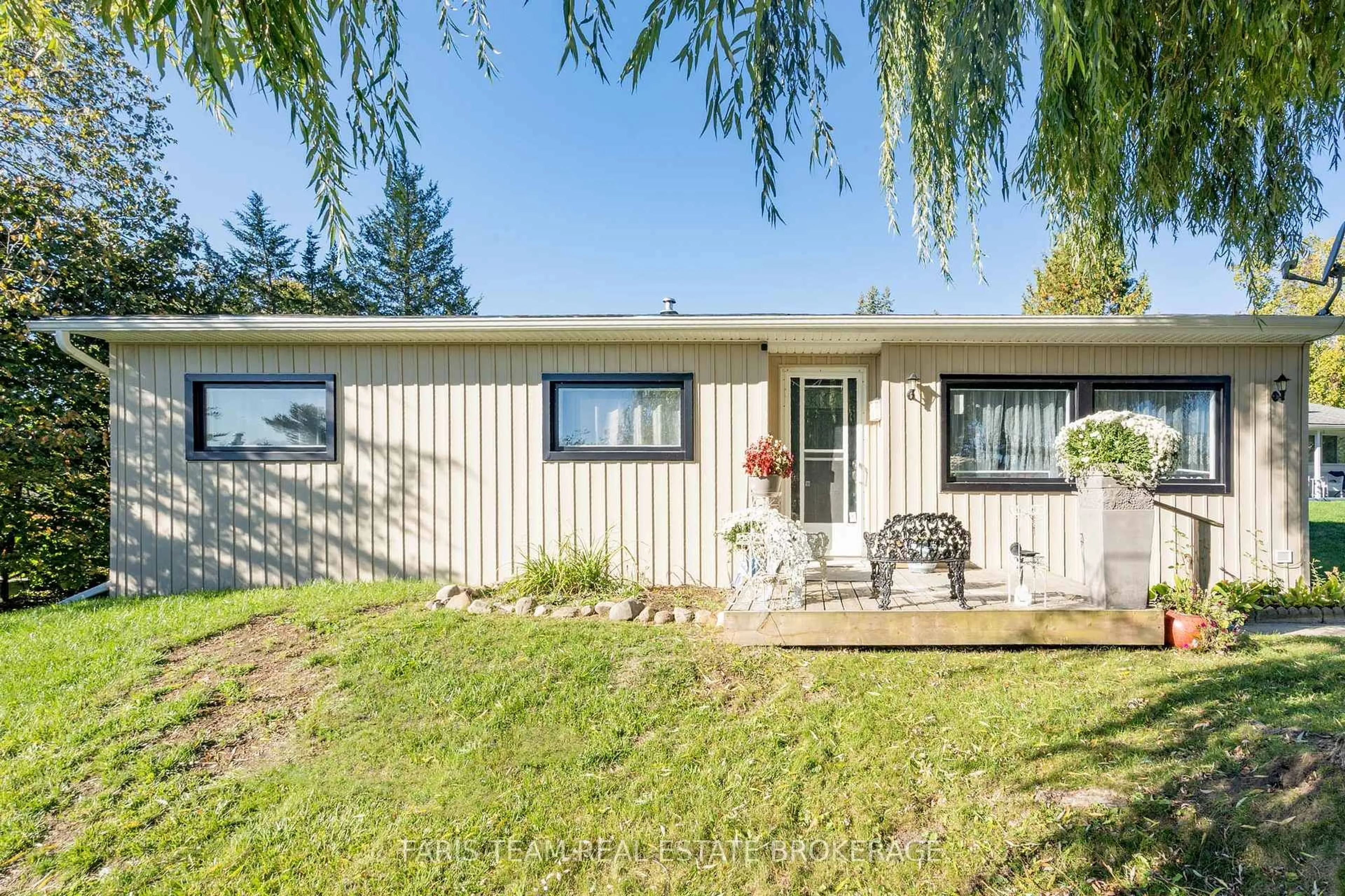 Home with vinyl exterior material, unknown for 21 Hawthorne Dr, Innisfil Ontario L9S 1P7