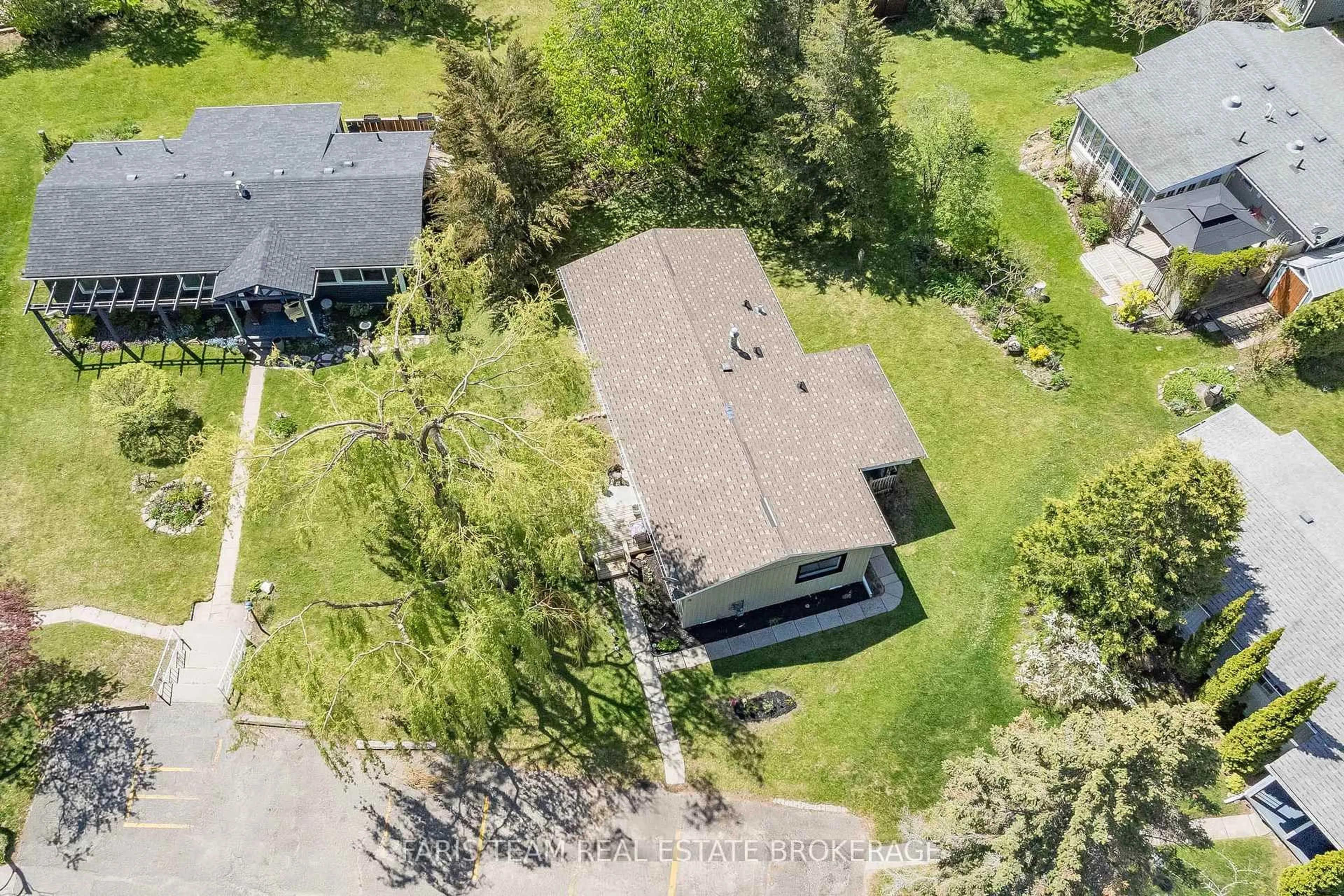 A pic from outside/outdoor area/front of a property/back of a property/a pic from drone, street for 21 Hawthorne Dr, Innisfil Ontario L9S 1P7