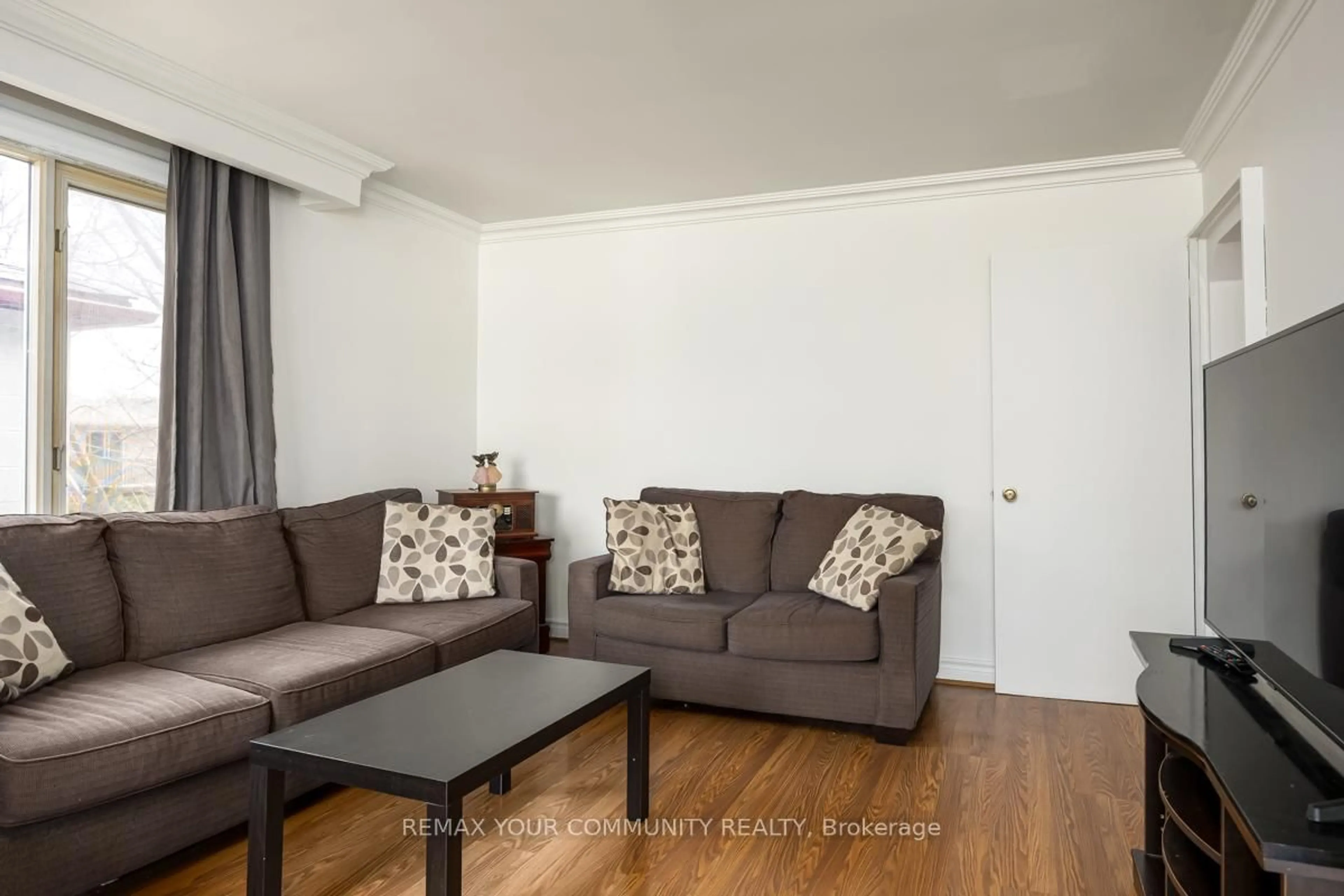 Living room with furniture, wood/laminate floor for 156 James St, Bradford West Gwillimbury Ontario L3Z 1J7