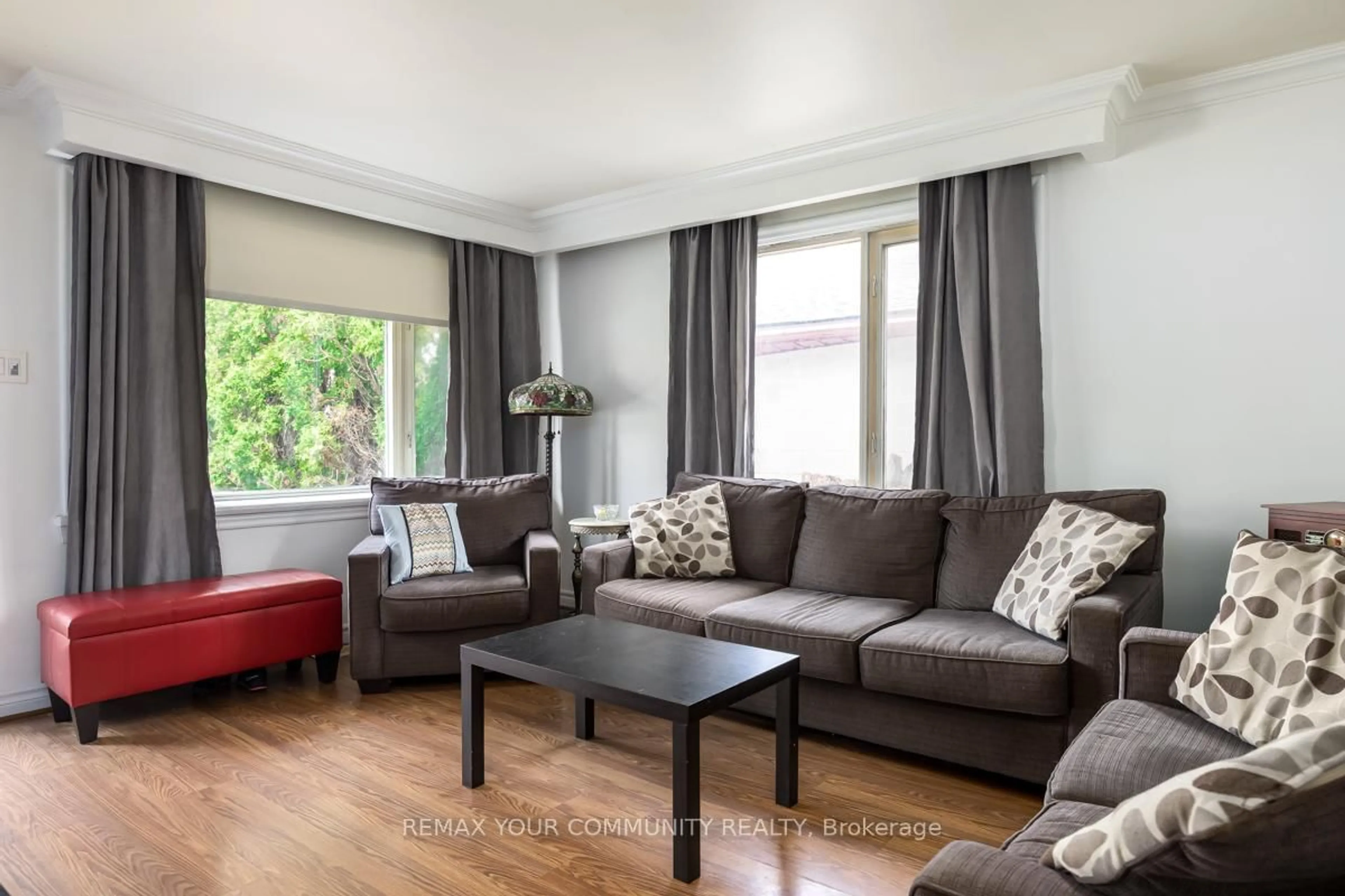 Living room with furniture, wood/laminate floor for 156 James St, Bradford West Gwillimbury Ontario L3Z 1J7