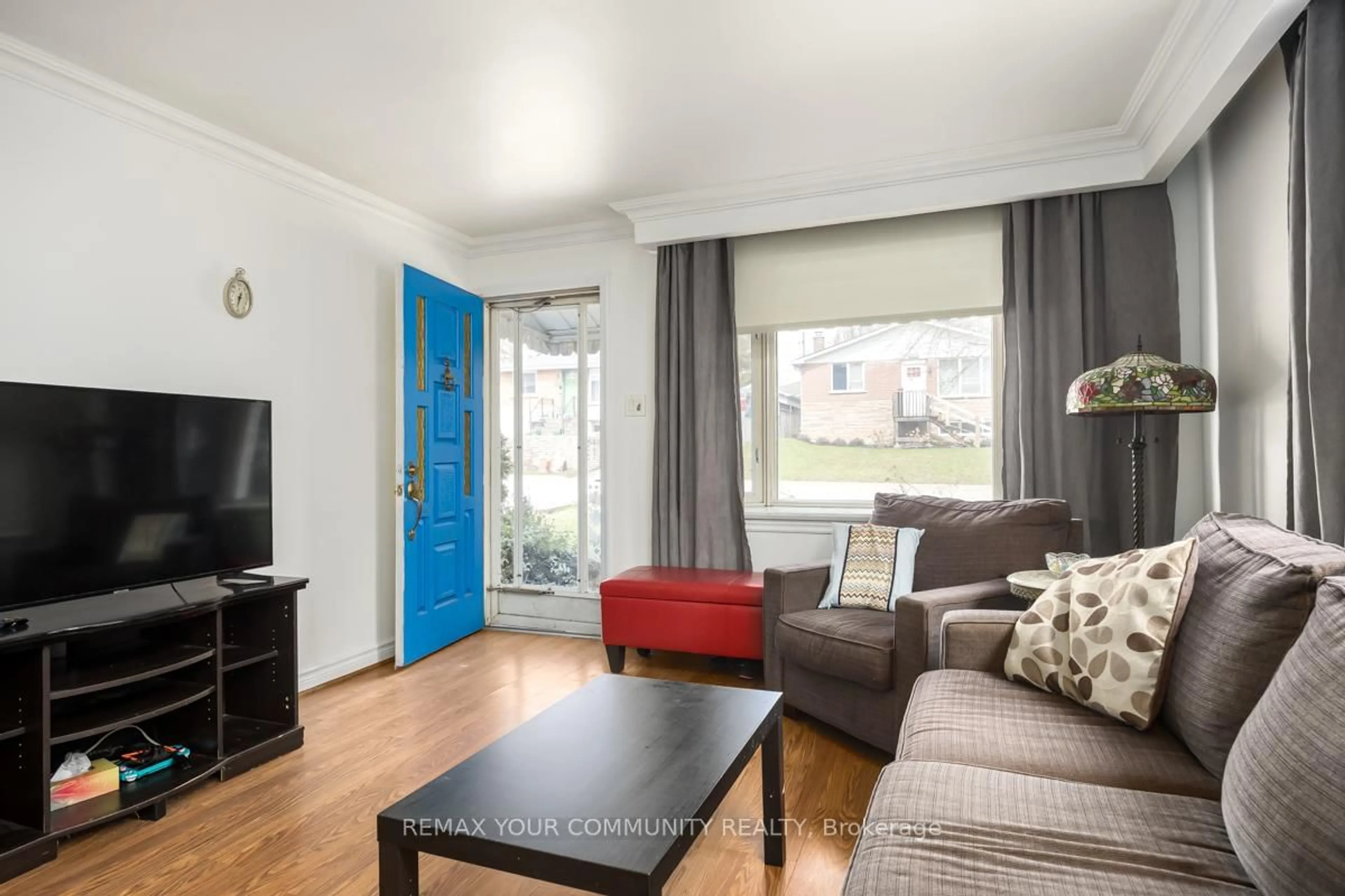 Living room with furniture, wood/laminate floor for 156 James St, Bradford West Gwillimbury Ontario L3Z 1J7