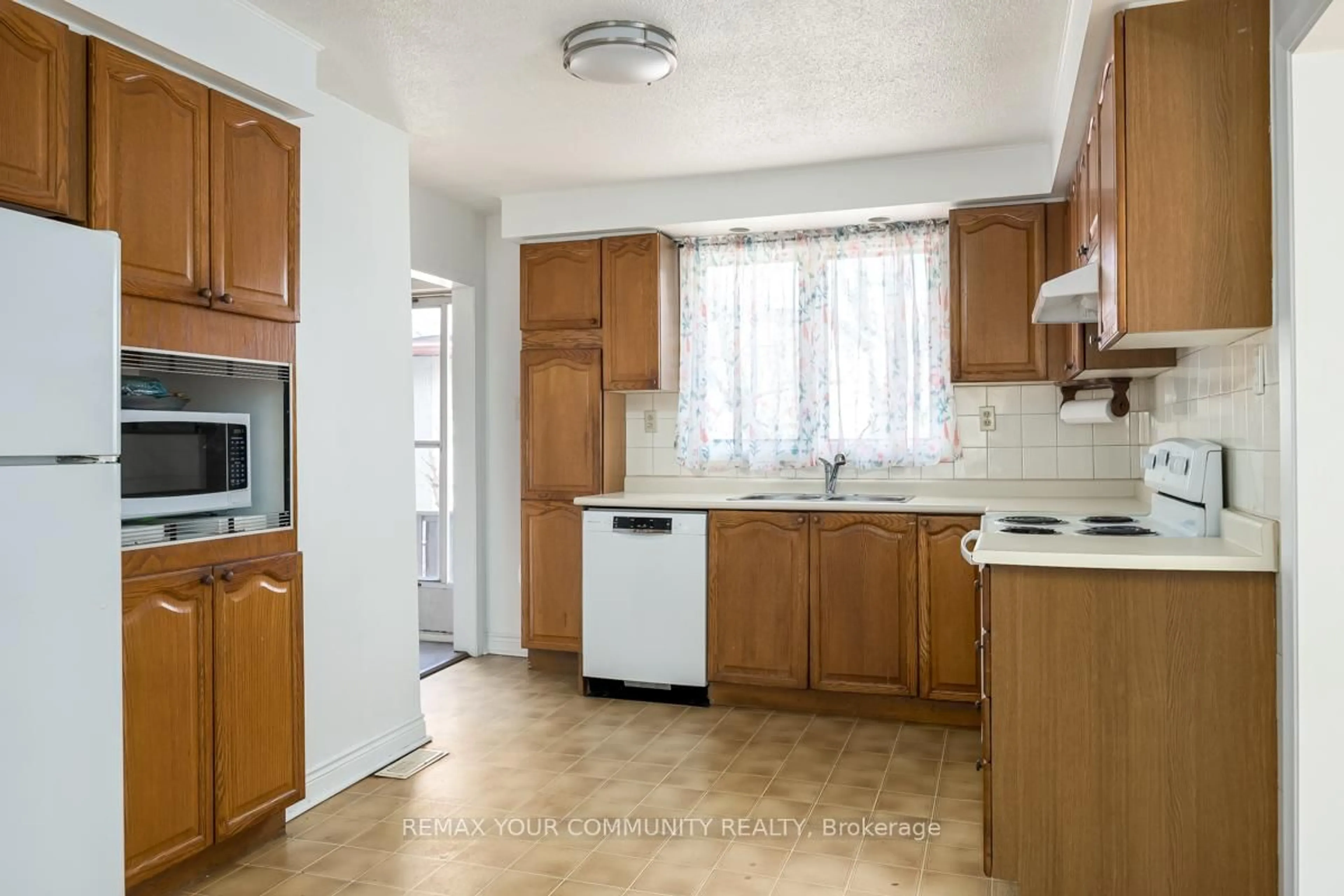 Standard kitchen, unknown for 156 James St, Bradford West Gwillimbury Ontario L3Z 1J7