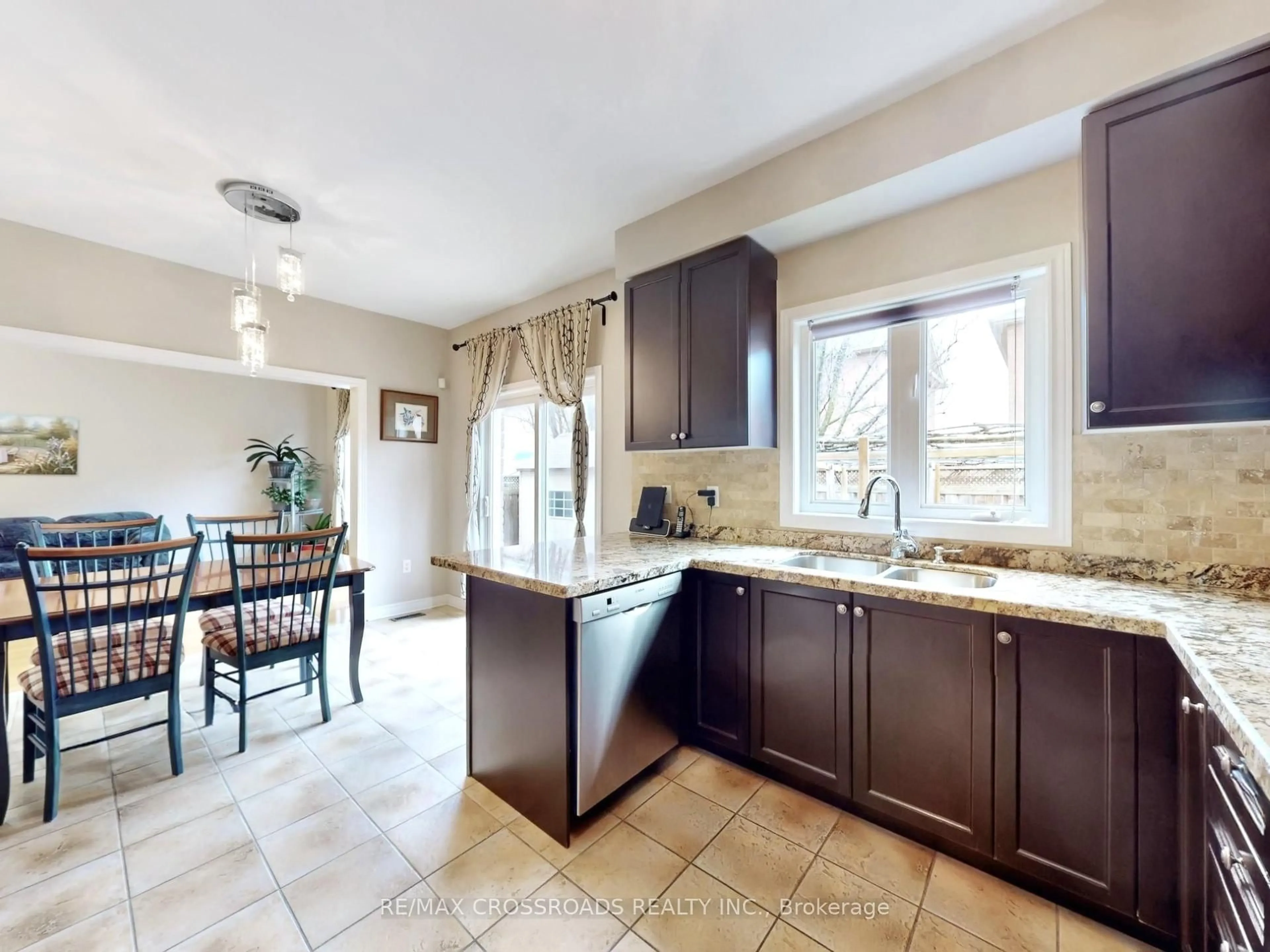 Open concept kitchen, ceramic/tile floor for 39 Pantano Dr, Vaughan Ontario L4J 0A9