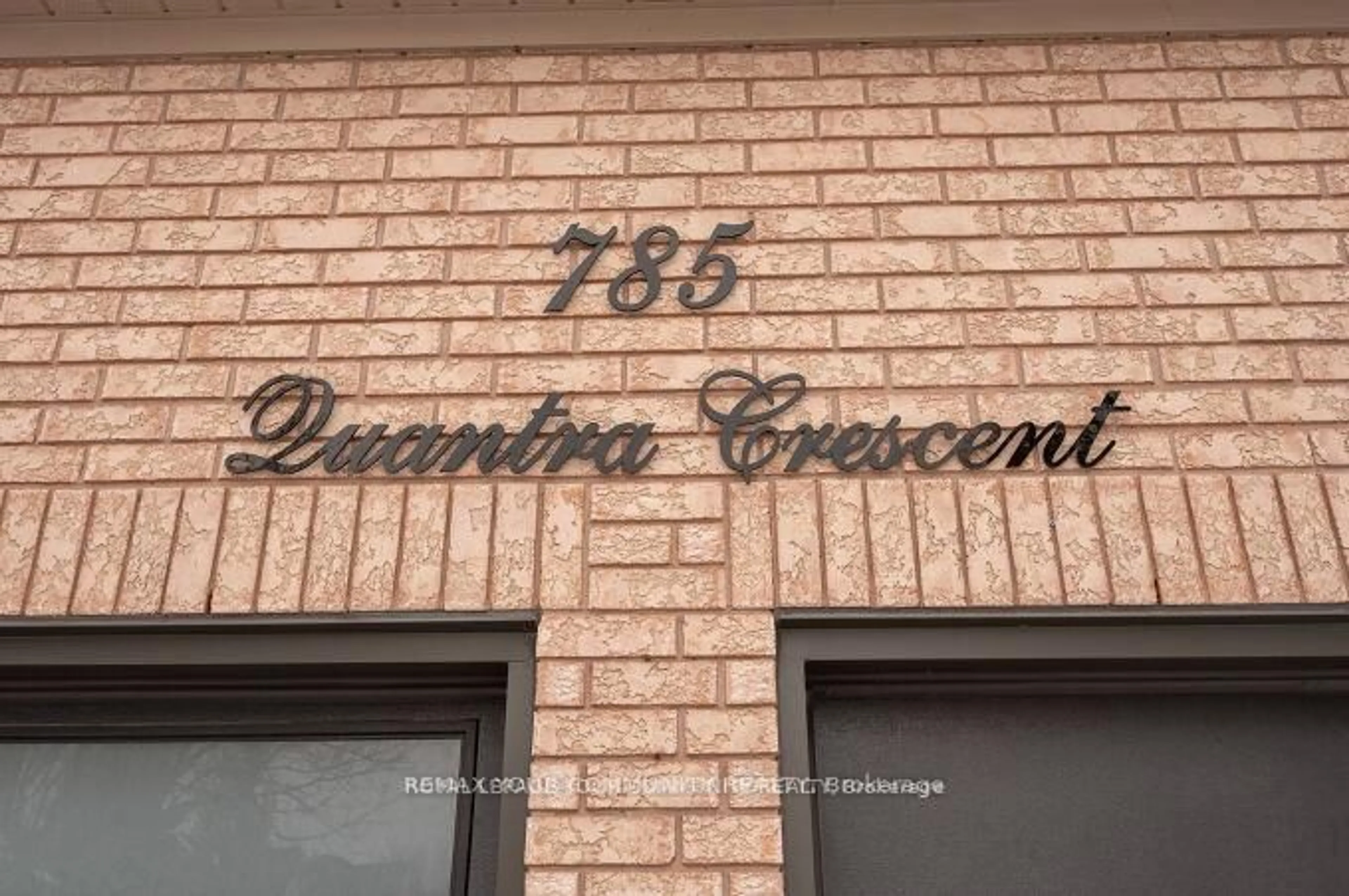 Indoor foyer for 785 Quantra Cres, Newmarket Ontario L3X 1M9