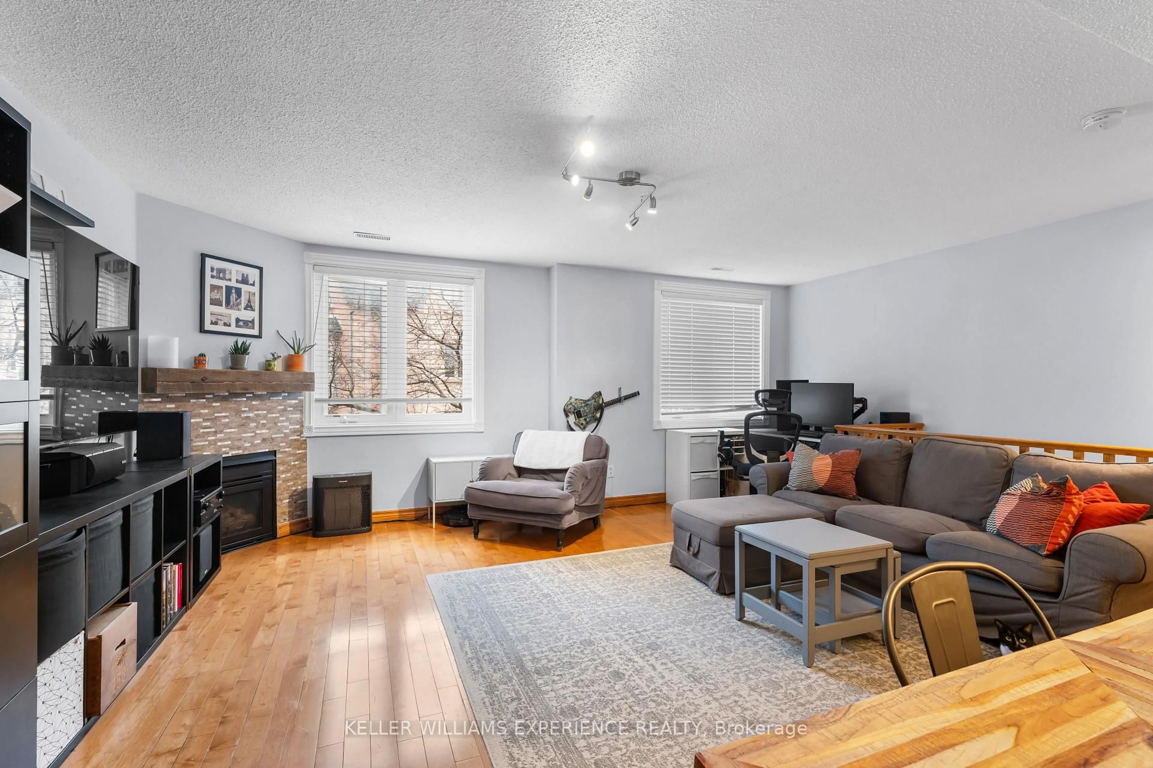 Living room with furniture, wood/laminate floor for 75 Weldrick Rd #406, Richmond Hill Ontario L4C 0H9