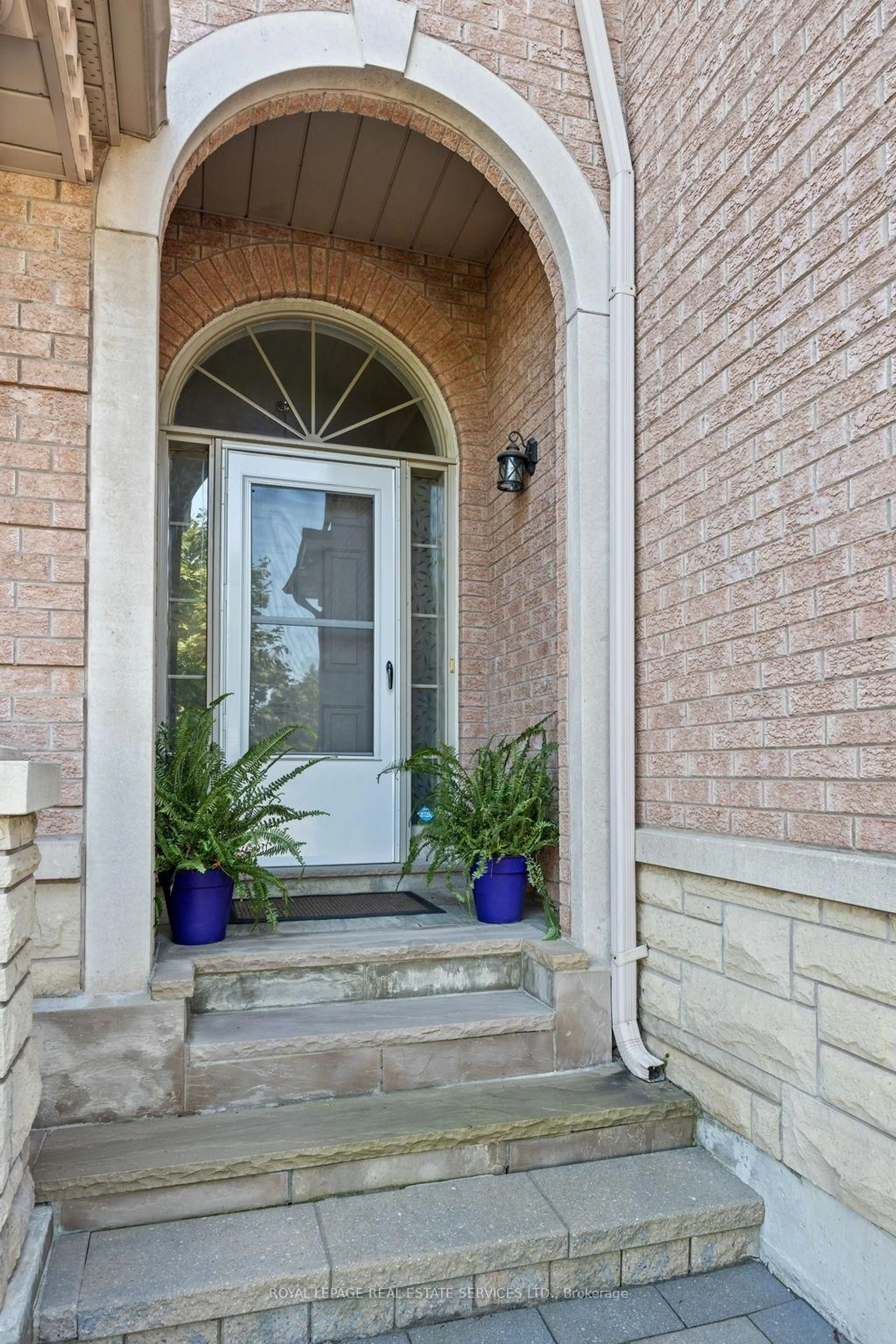 Indoor entryway for 140 Kingsbridge Circ, Vaughan Ontario L4J 8P2