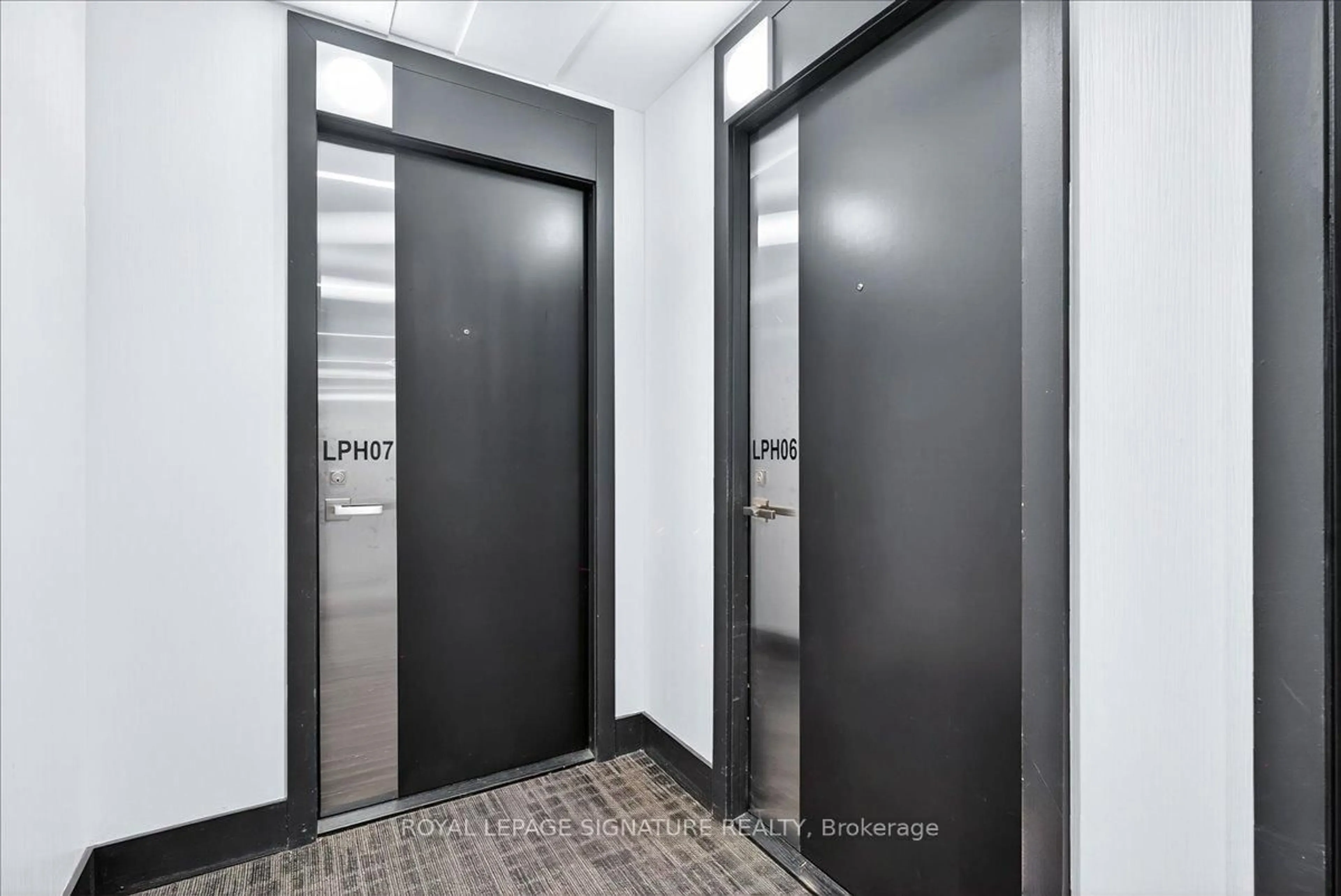 Indoor foyer for 9471 Yonge St #LPH06, Richmond Hill Ontario L4C 1V4