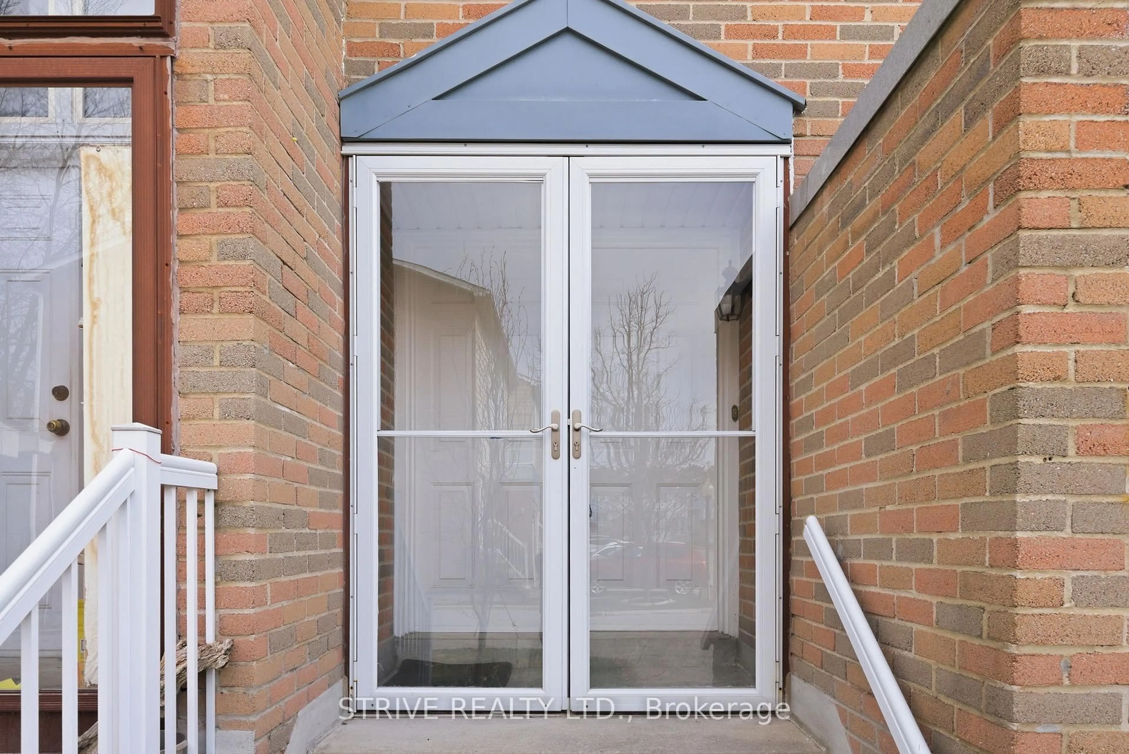 Indoor entryway for 1718 John St, Markham Ontario L3T 1Y9