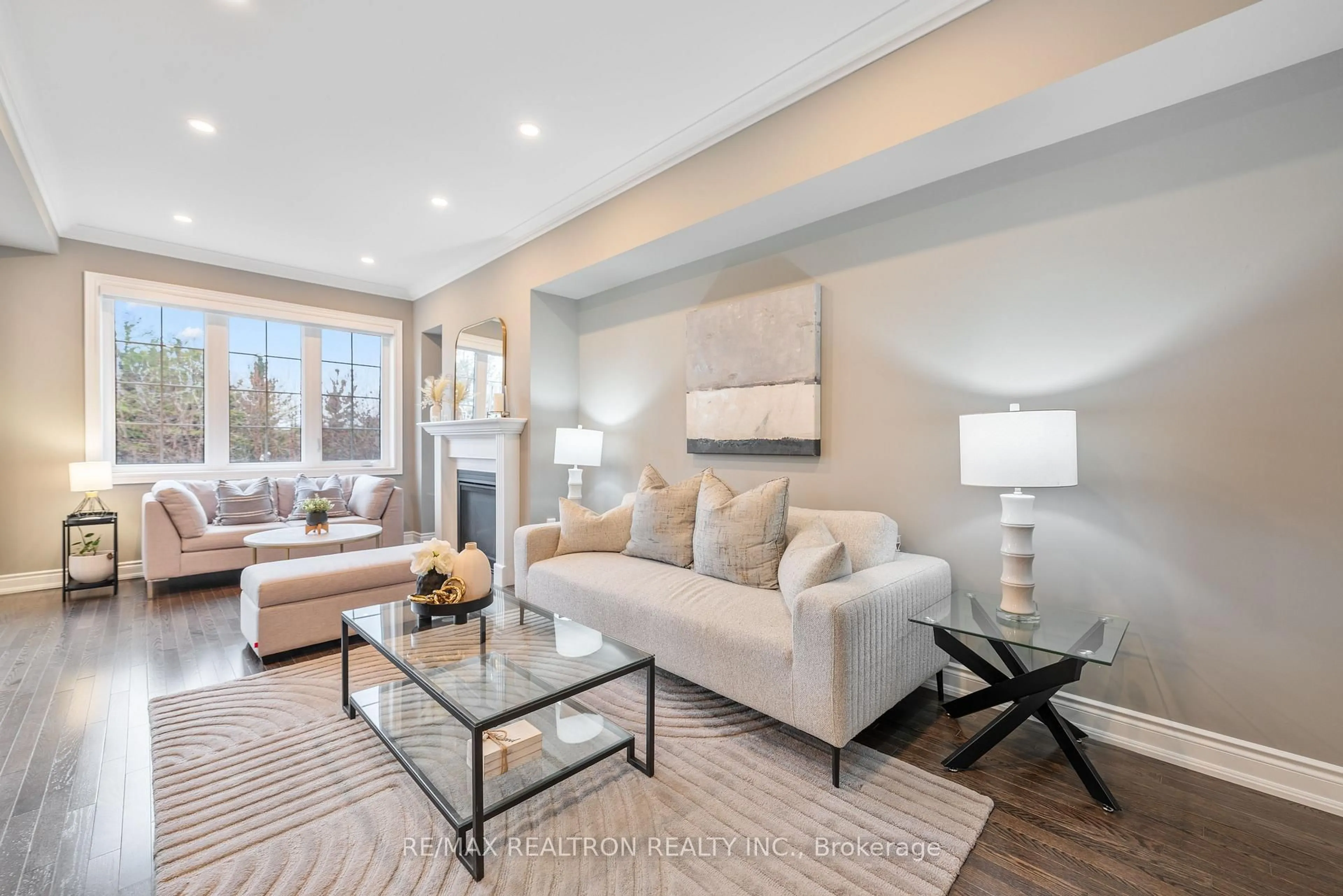 Living room with furniture, unknown for 128 Countryman Rd, East Gwillimbury Ontario L9N 0N8