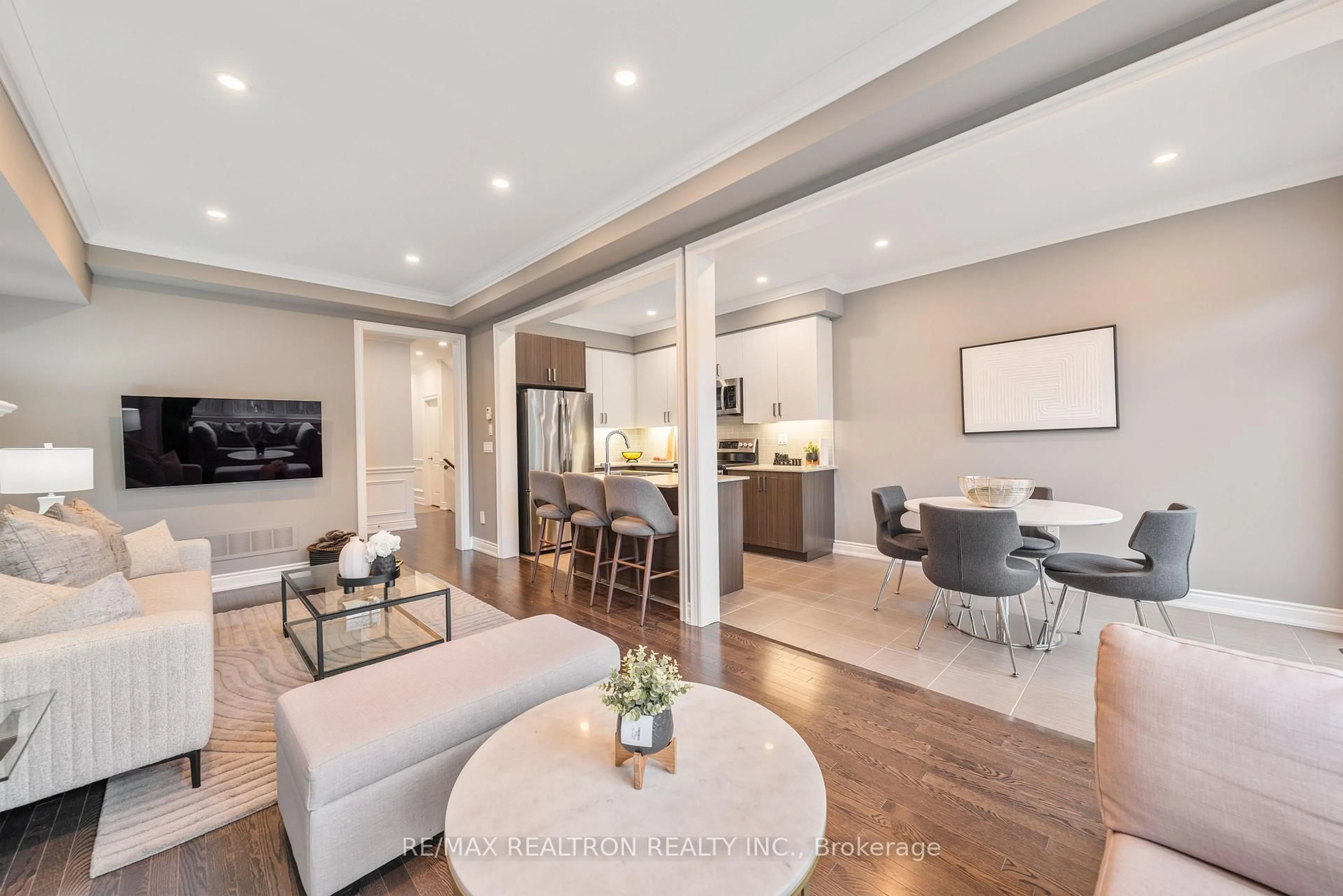 Living room with furniture, unknown for 128 Countryman Rd, East Gwillimbury Ontario L9N 0N8