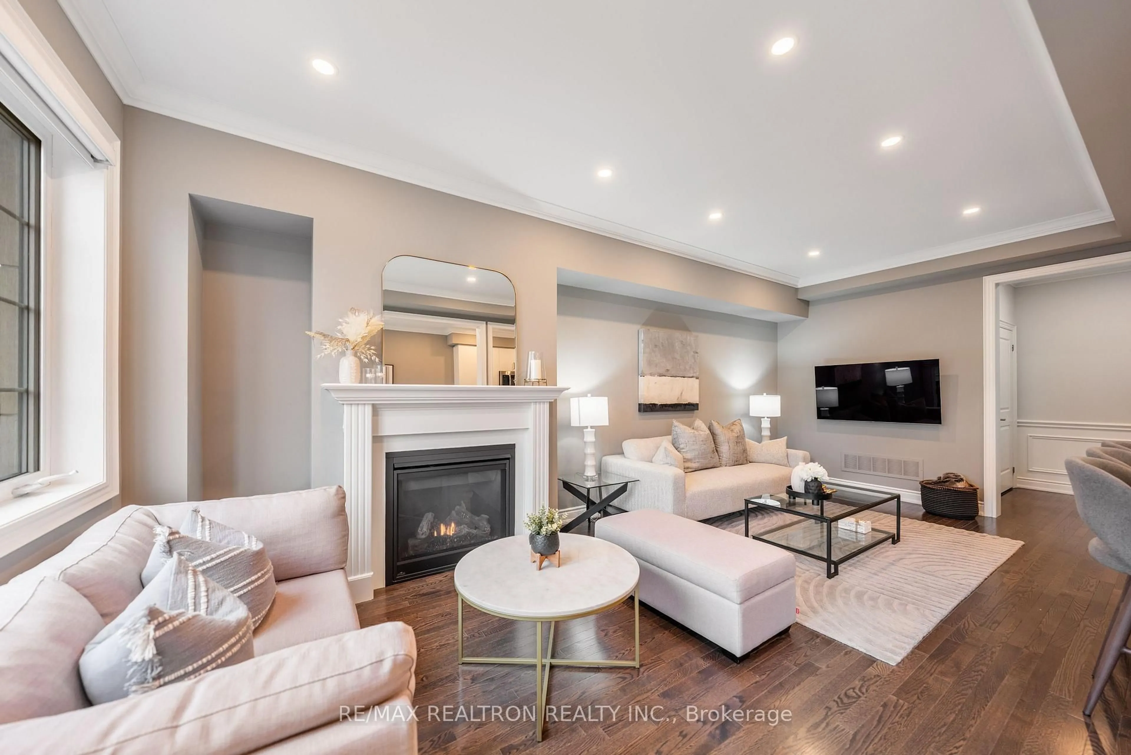 Living room with furniture, unknown for 128 Countryman Rd, East Gwillimbury Ontario L9N 0N8