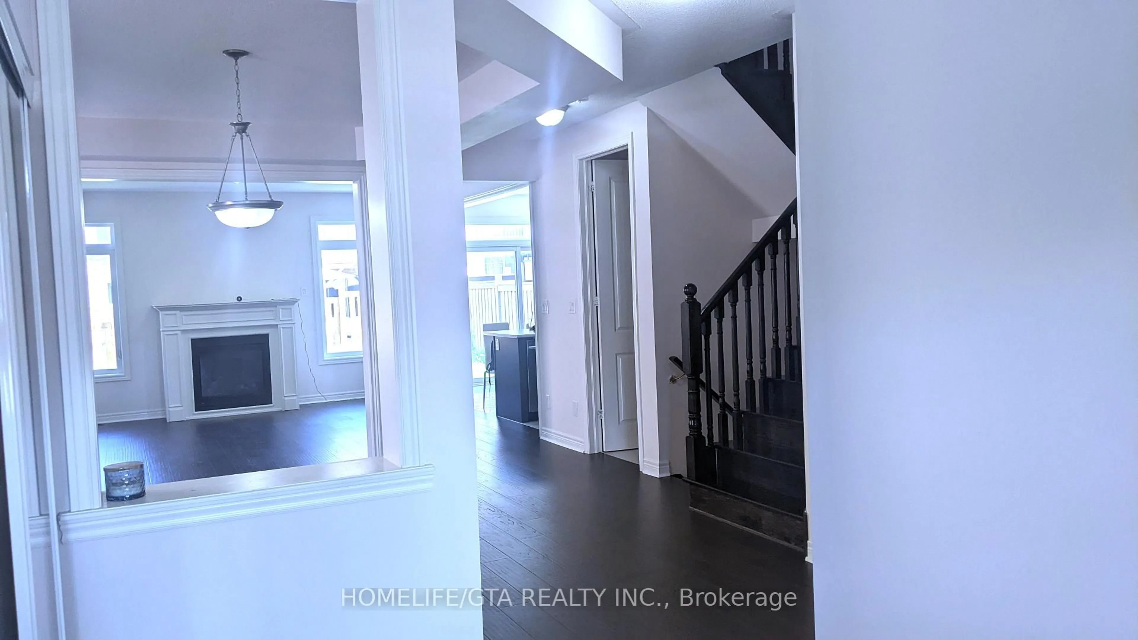 Indoor foyer for 19 Owens Rd, New Tecumseth Ontario L9R 0T3