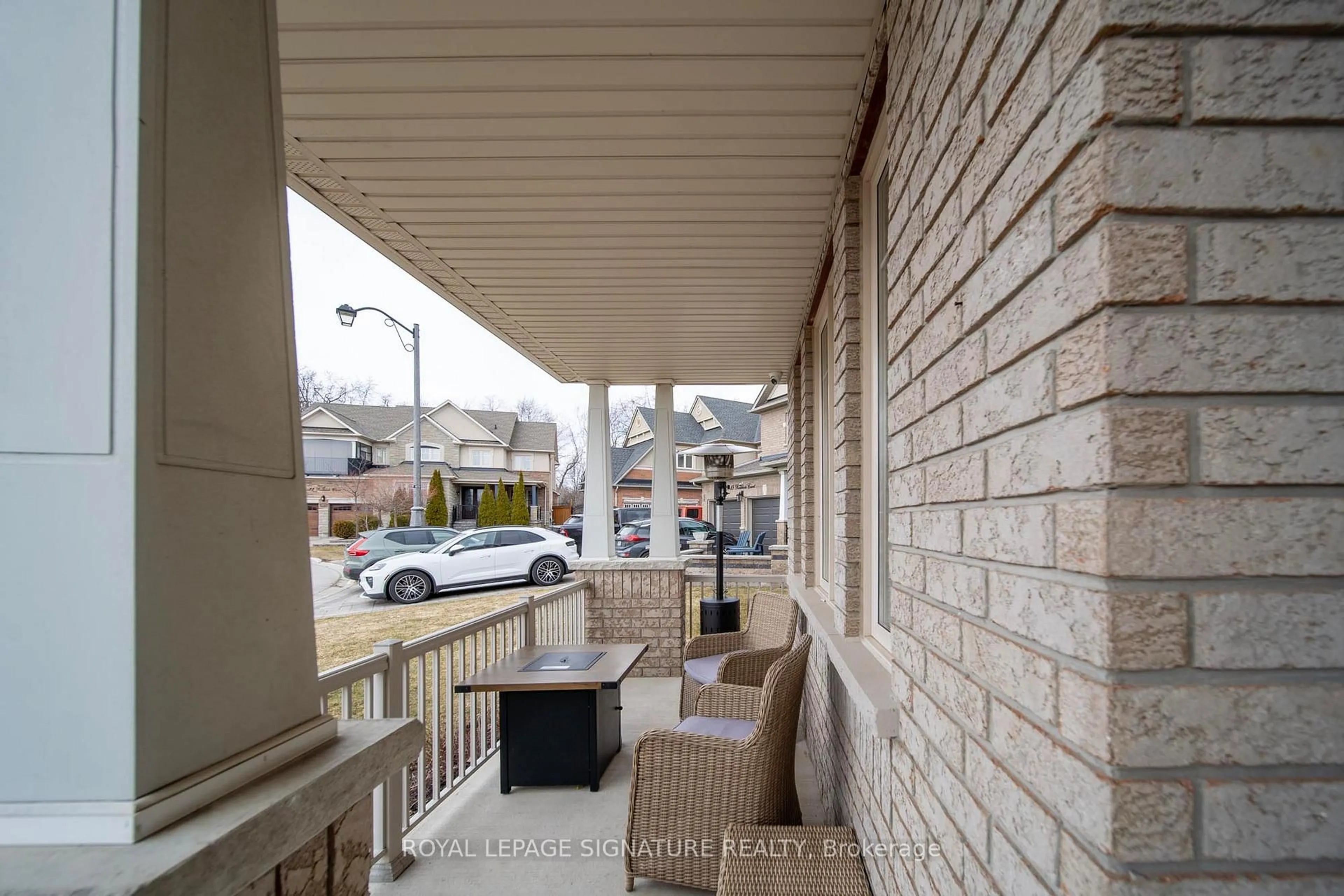 Patio, street for 17 Roderick Crt, Richmond Hill Ontario L4E 0B4