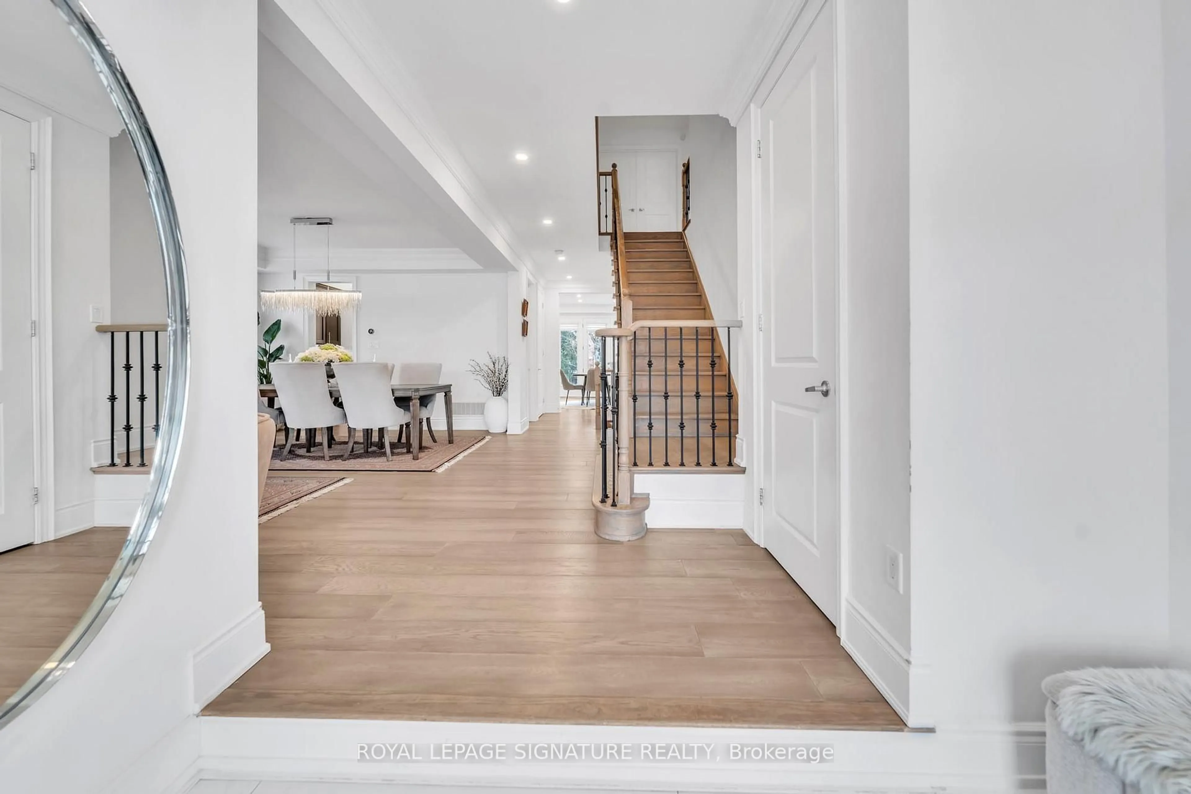 Indoor entryway for 17 Roderick Crt, Richmond Hill Ontario L4E 0B4