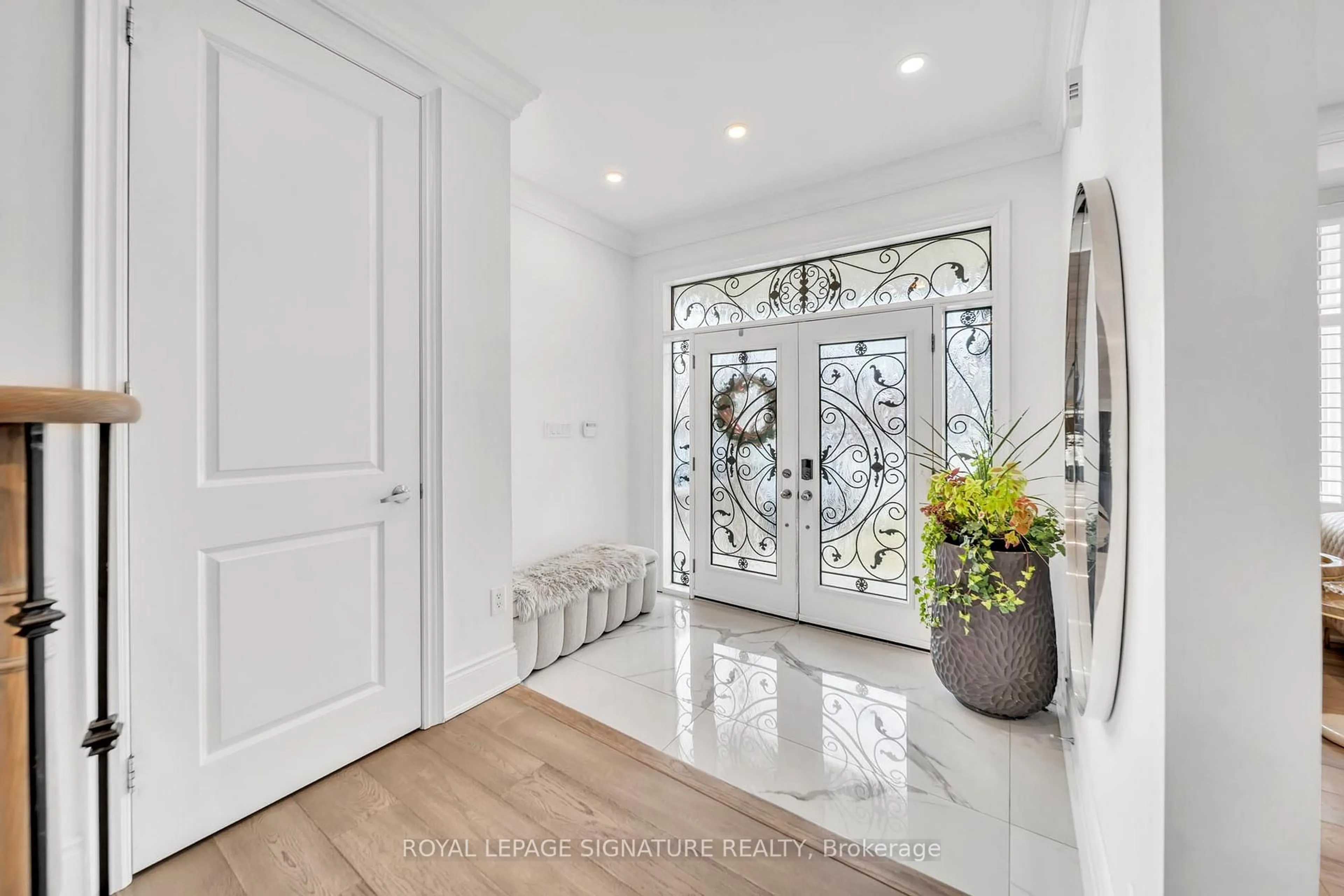 Indoor entryway for 17 Roderick Crt, Richmond Hill Ontario L4E 0B4